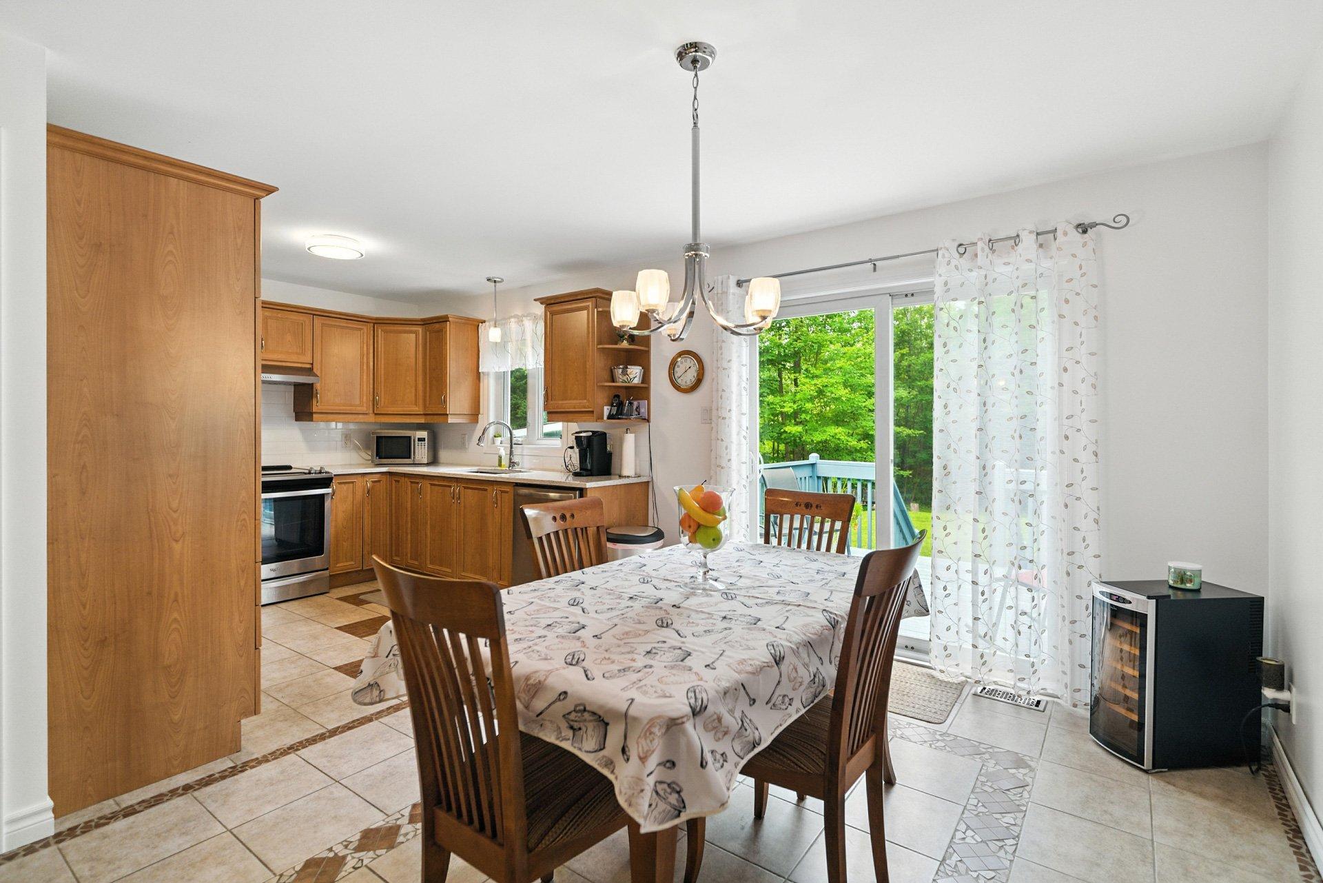 









735


Ch. du 6e-Rang

,
Val-des-Monts,




QC
J8N7V2


