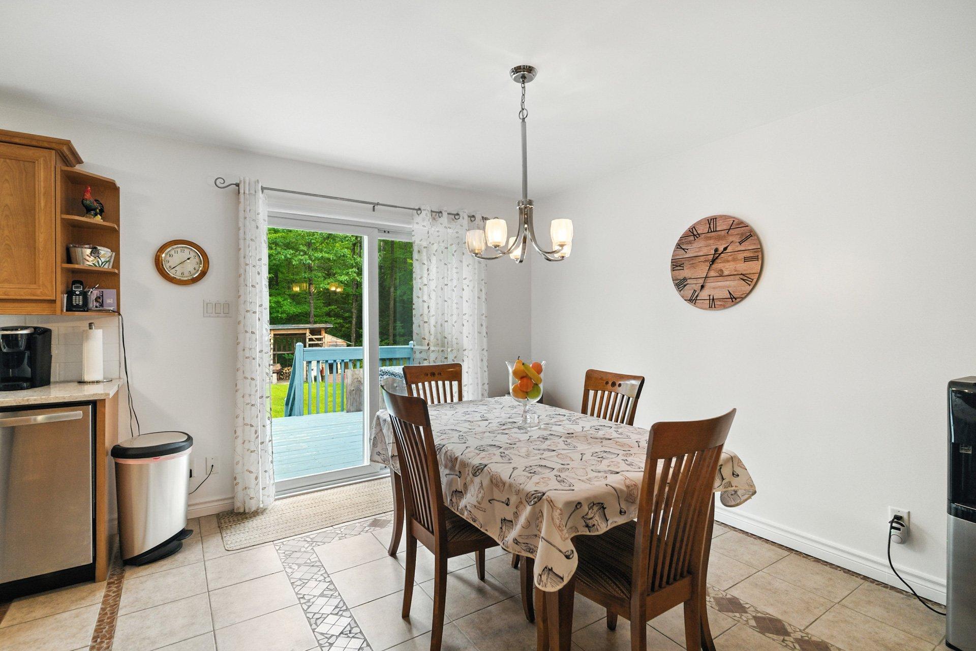 









735


Ch. du 6e-Rang

,
Val-des-Monts,




QC
J8N7V2

