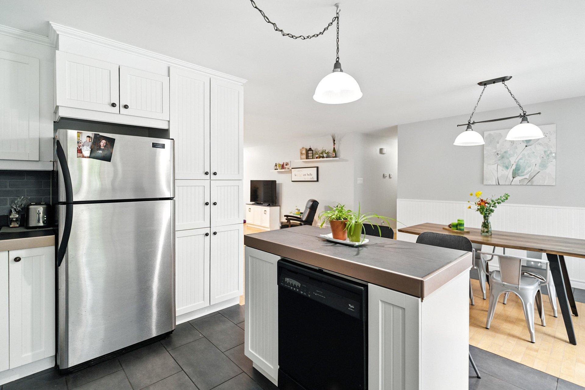 









735


Ch. du 6e-Rang

,
Val-des-Monts,




QC
J8N7V2

