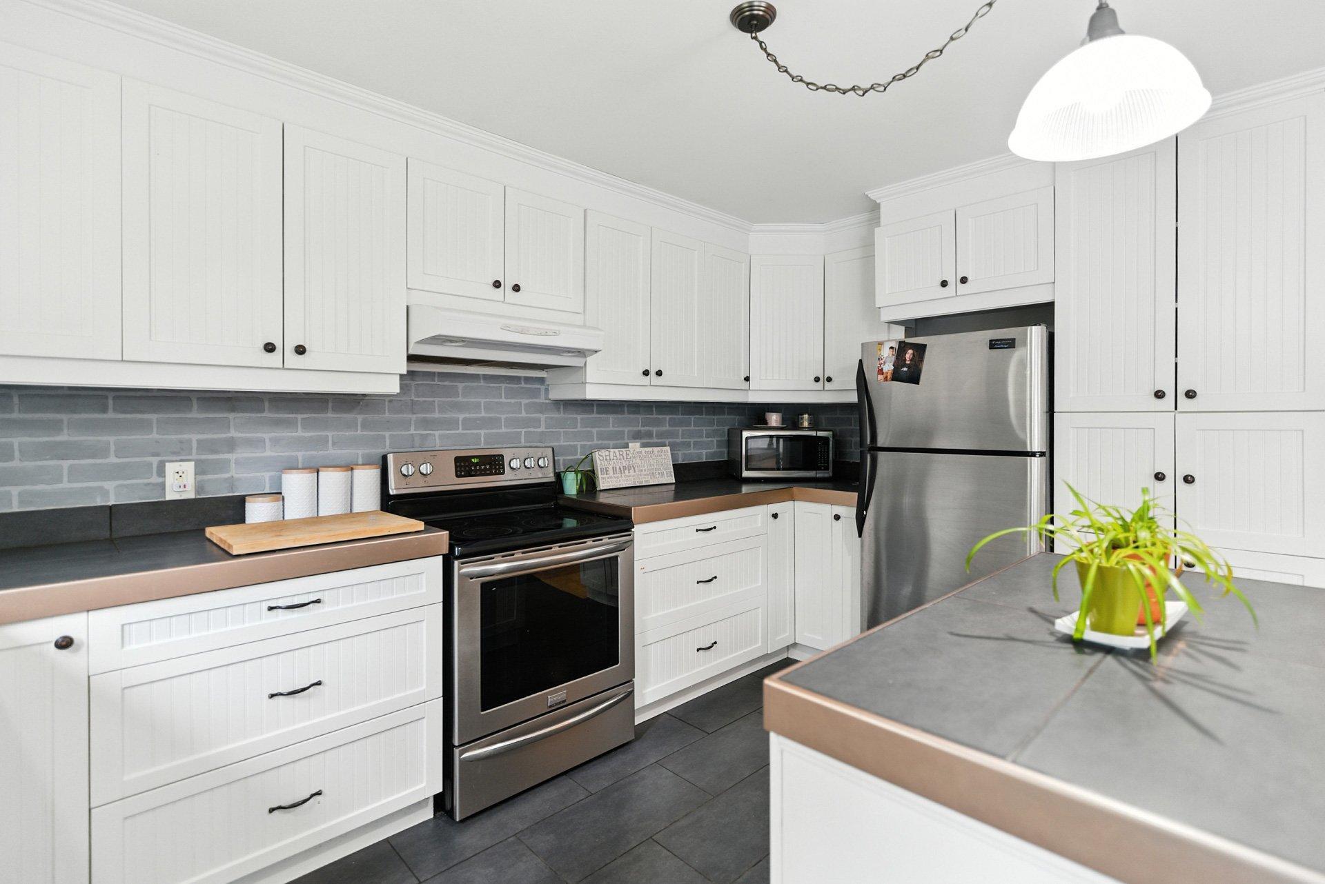 









735


Ch. du 6e-Rang

,
Val-des-Monts,




QC
J8N7V2


