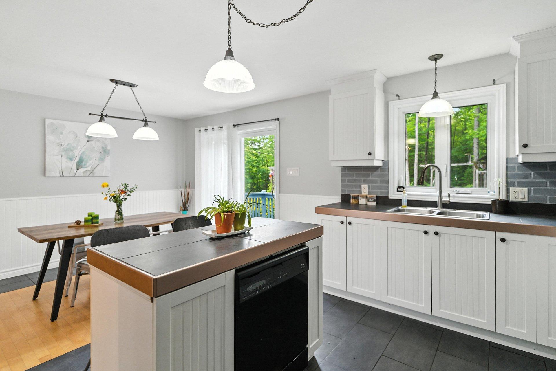 









735


Ch. du 6e-Rang

,
Val-des-Monts,




QC
J8N7V2

