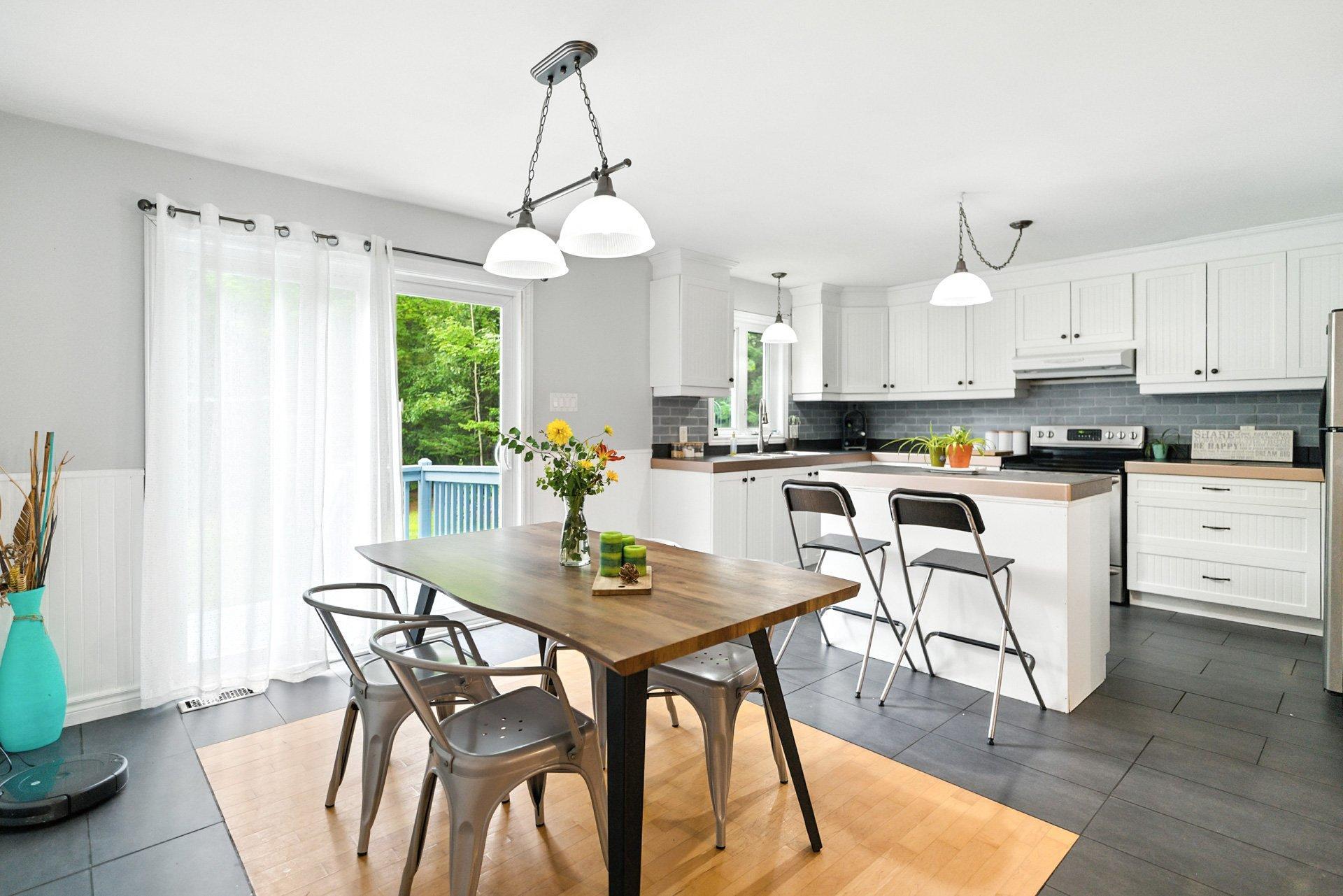









735


Ch. du 6e-Rang

,
Val-des-Monts,




QC
J8N7V2

