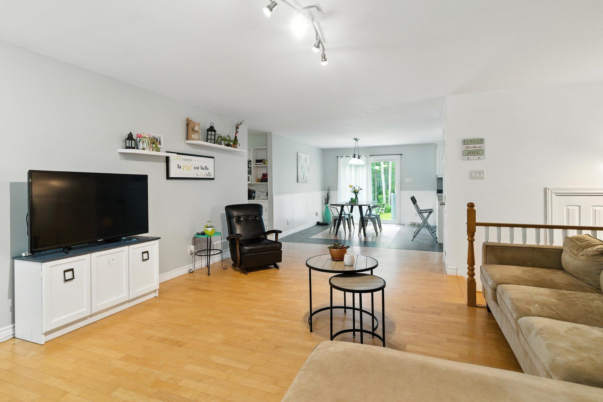 









735


Ch. du 6e-Rang

,
Val-des-Monts,




QC
J8N7V2

