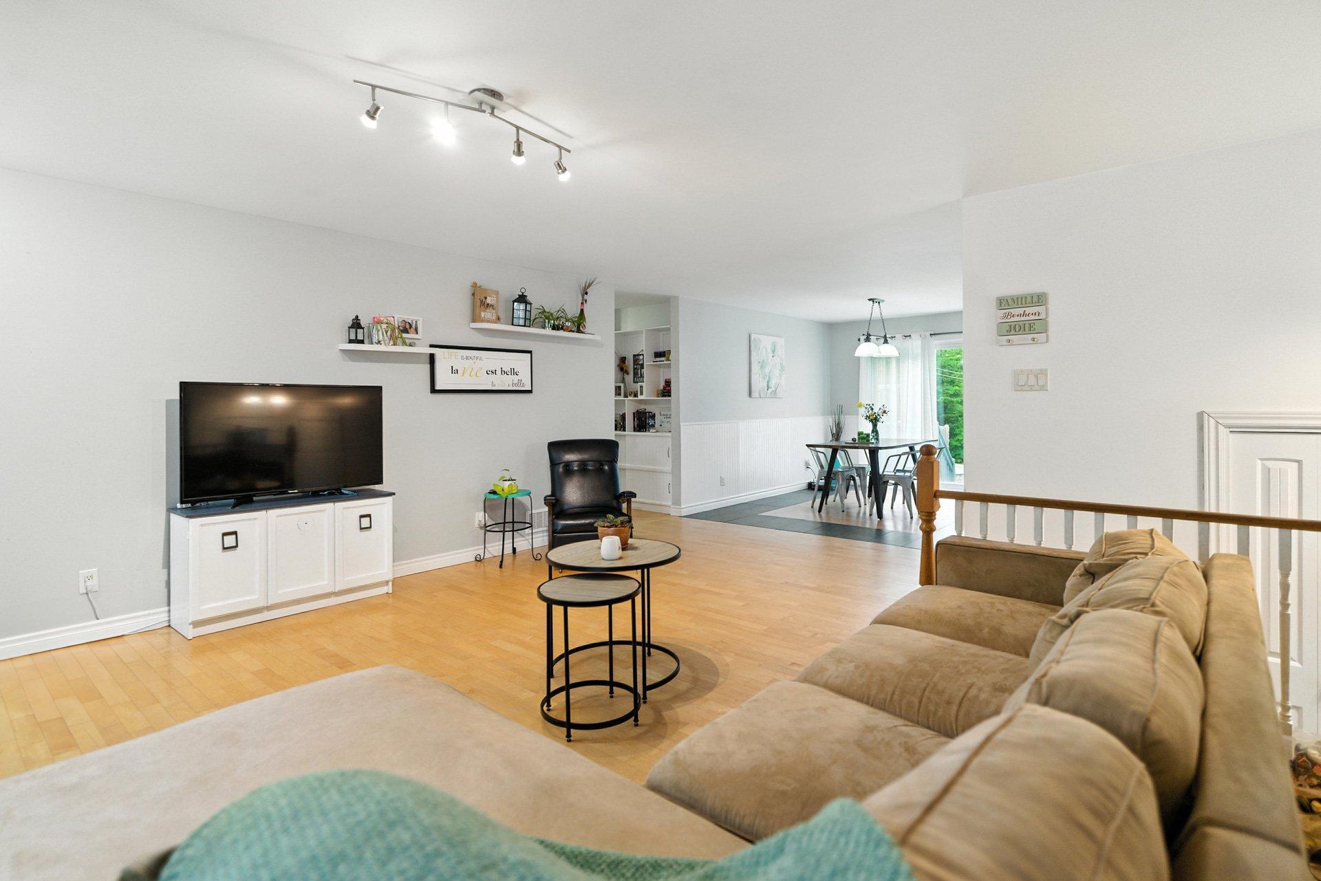 









735


Ch. du 6e-Rang

,
Val-des-Monts,




QC
J8N7V2

