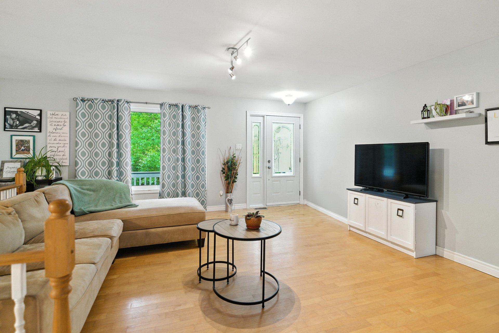 









735


Ch. du 6e-Rang

,
Val-des-Monts,




QC
J8N7V2

