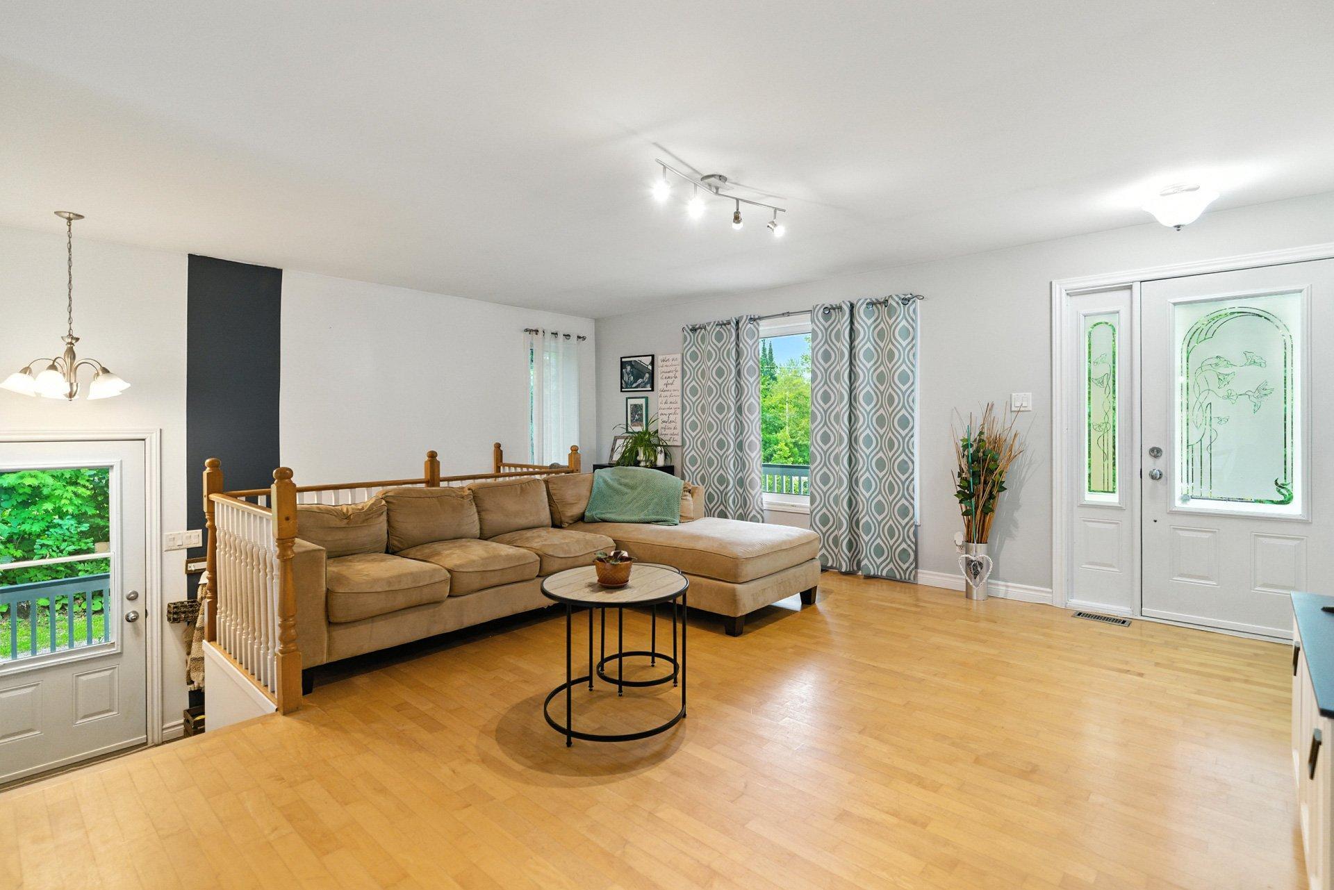









735


Ch. du 6e-Rang

,
Val-des-Monts,




QC
J8N7V2

