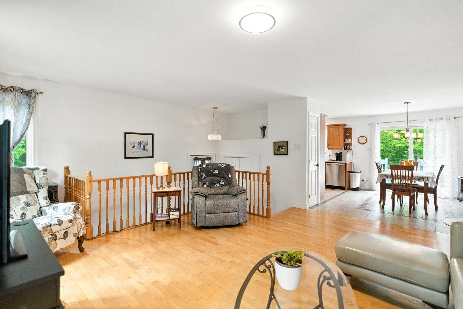 









735


Ch. du 6e-Rang

,
Val-des-Monts,




QC
J8N7V2

