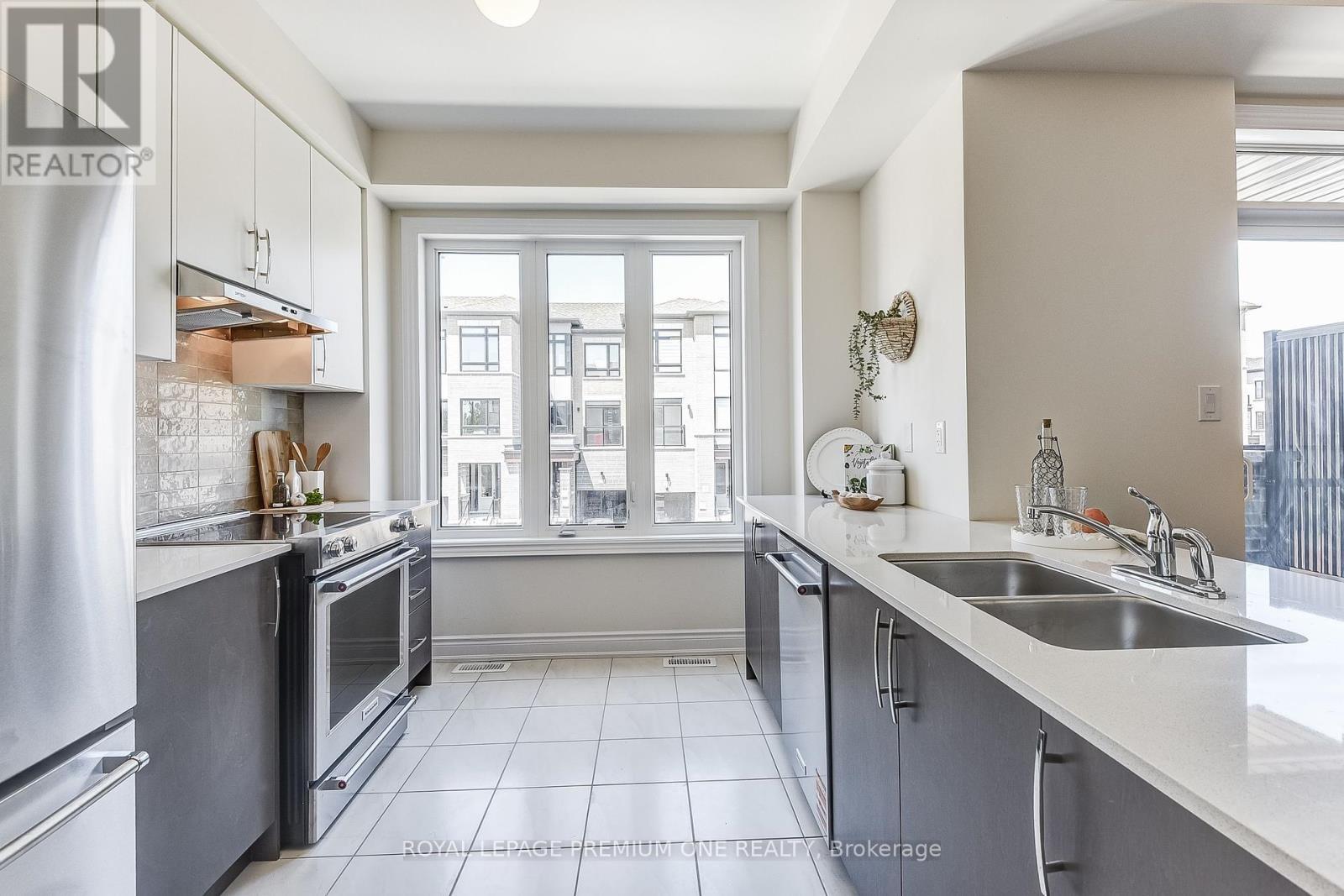 












71 TENNANT CIRCLE N

,
Vaughan,




Ontario
L4H5L5

