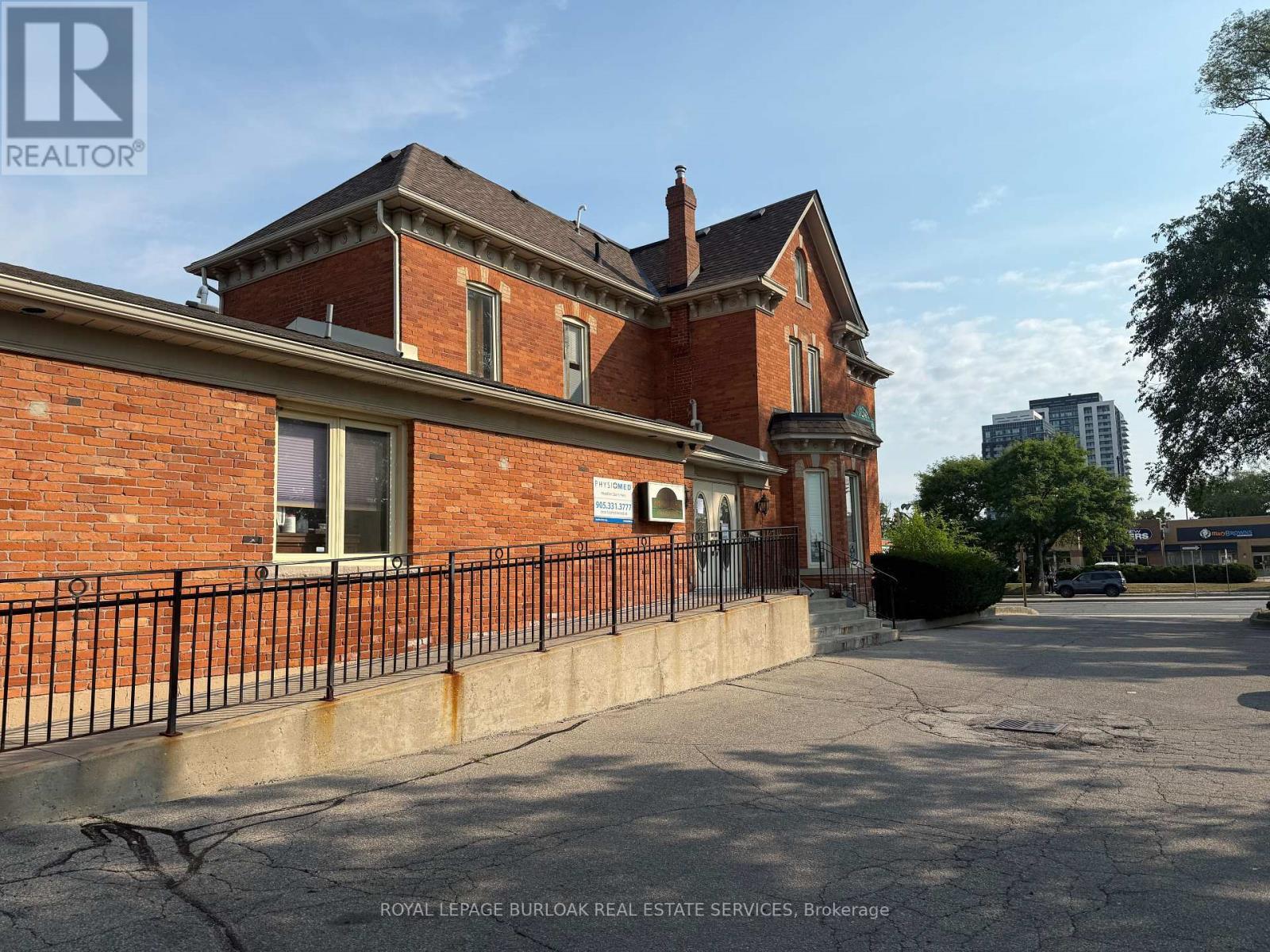












906 BRANT STREET

,
Burlington,




Ontario
L7R2J5

