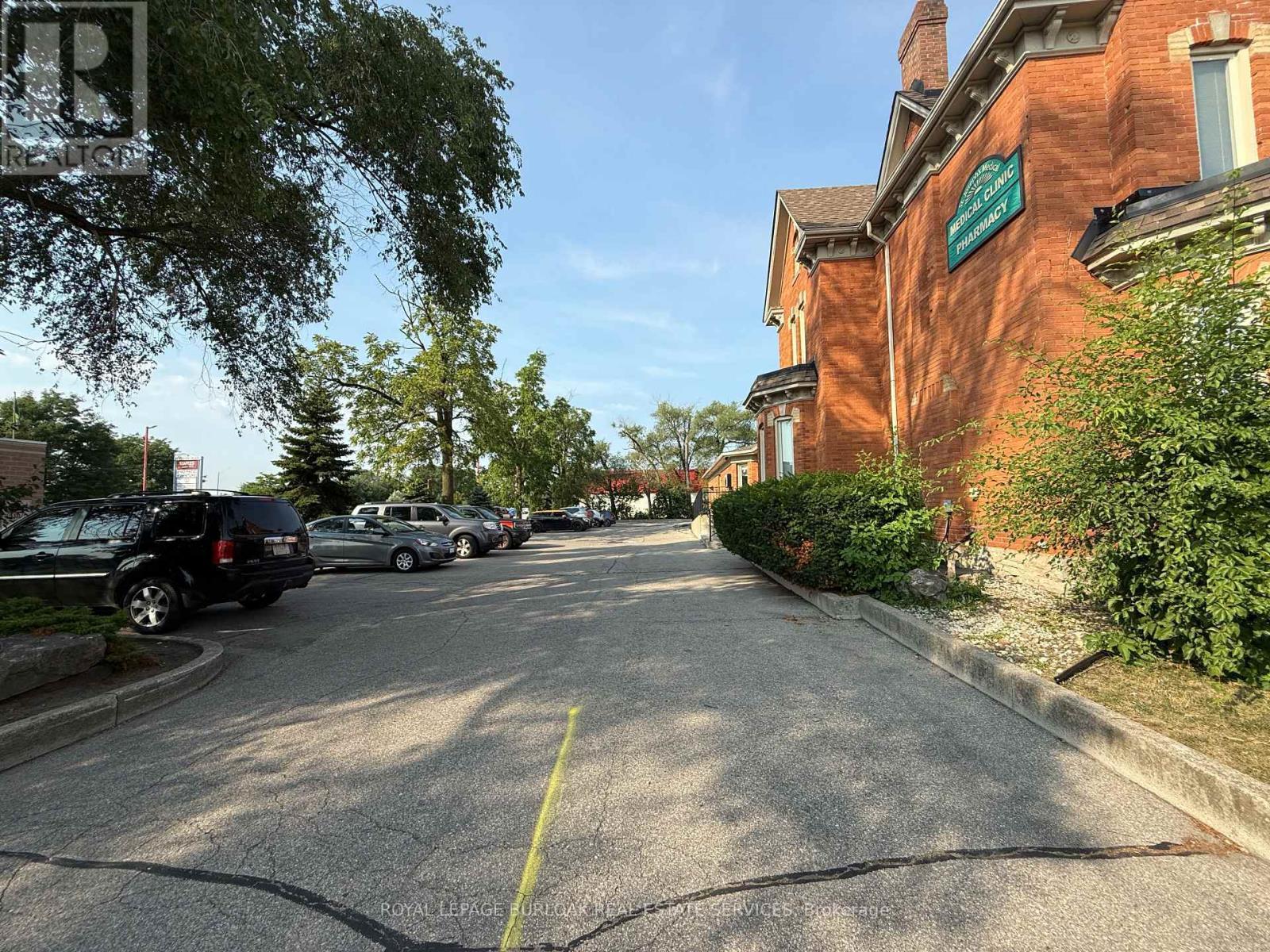 












906 BRANT STREET

,
Burlington,




Ontario
L7R2J5

