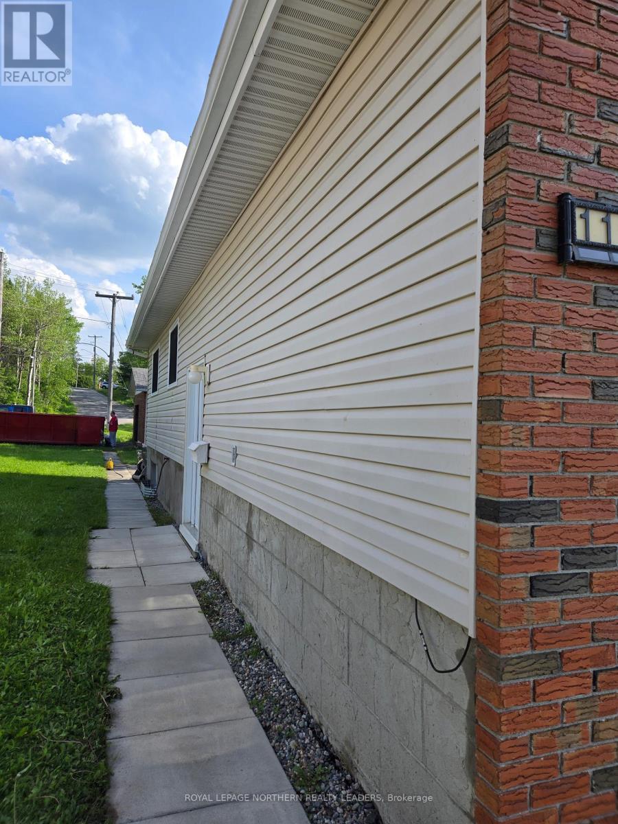 












119 DIXON STREET

,
Timmins (Porcupine - East),




Ontario
P0N1C0

