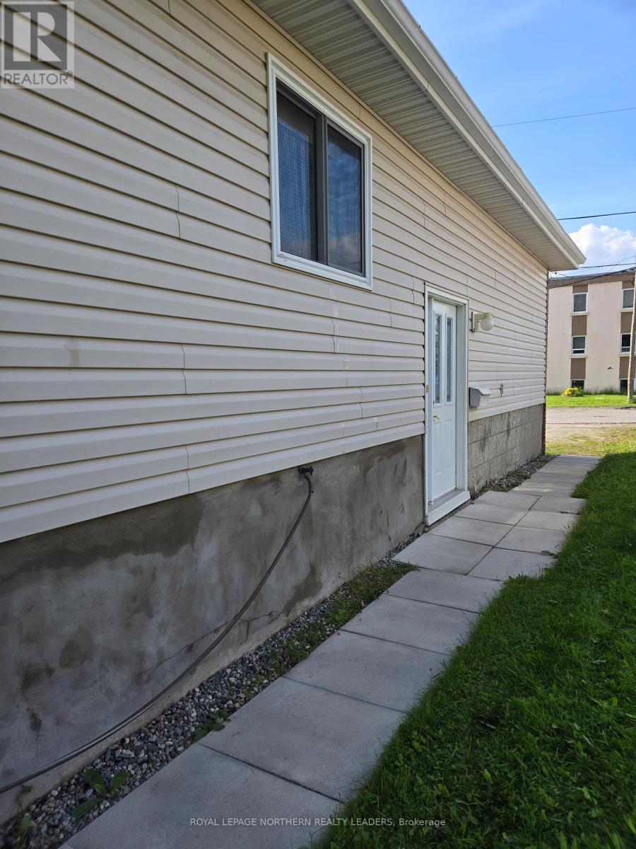 












119 DIXON STREET

,
Timmins (Porcupine - East),




Ontario
P0N1C0

