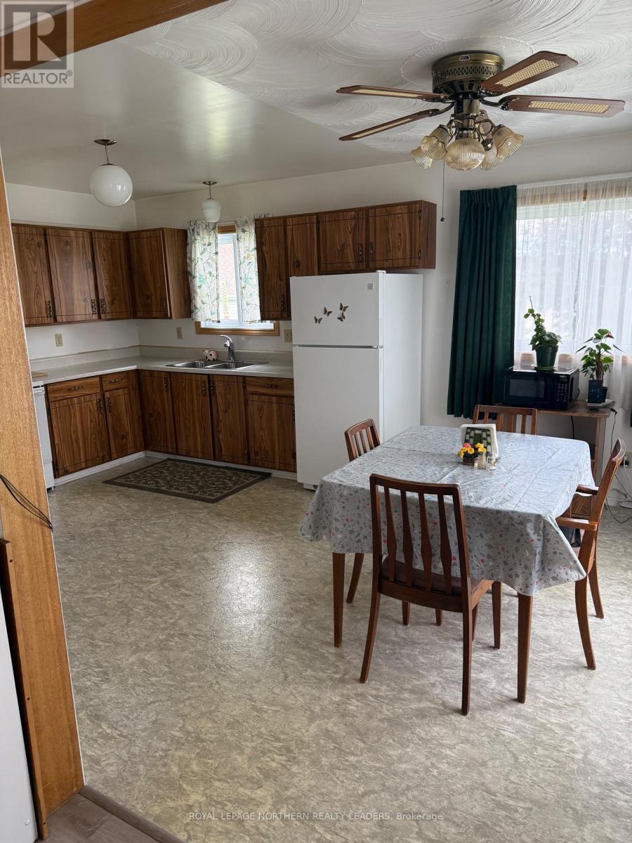 












119 DIXON STREET

,
Timmins (Porcupine - East),




Ontario
P0N1C0

