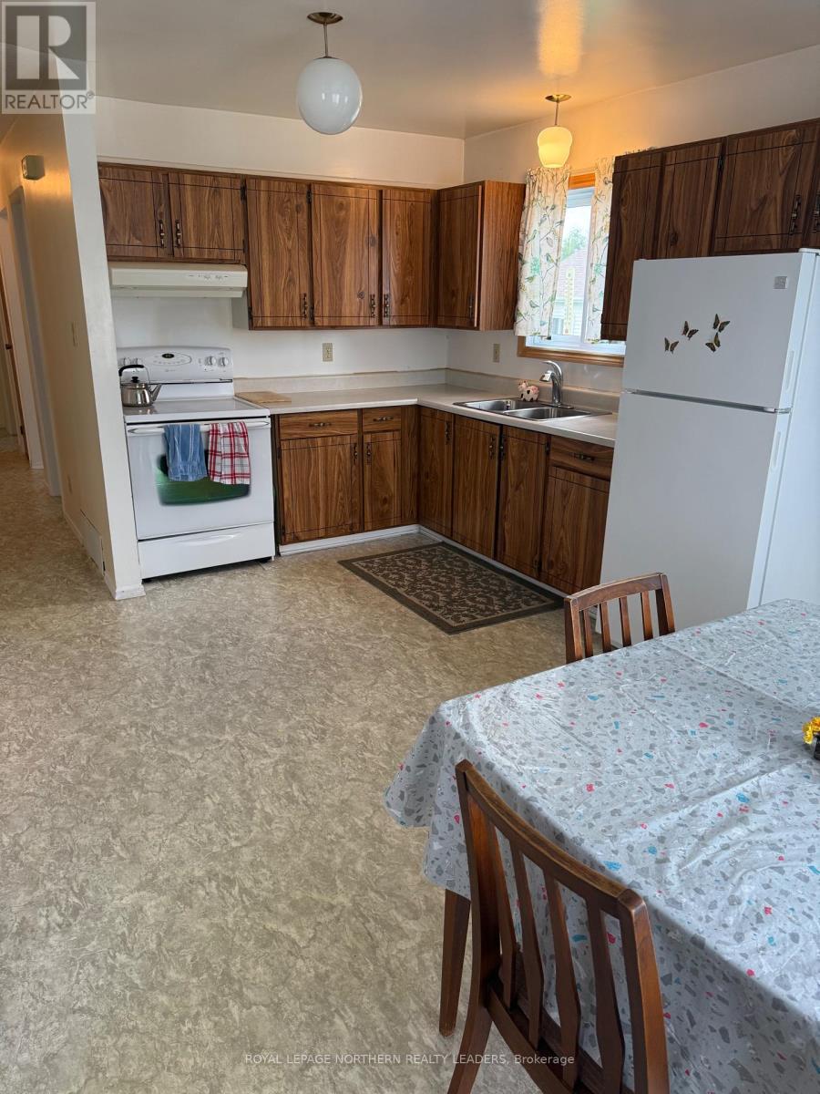 












119 DIXON STREET

,
Timmins (Porcupine - East),




Ontario
P0N1C0


