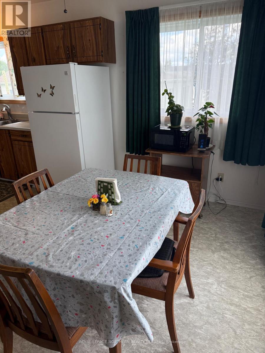 












119 DIXON STREET

,
Timmins (Porcupine - East),




Ontario
P0N1C0

