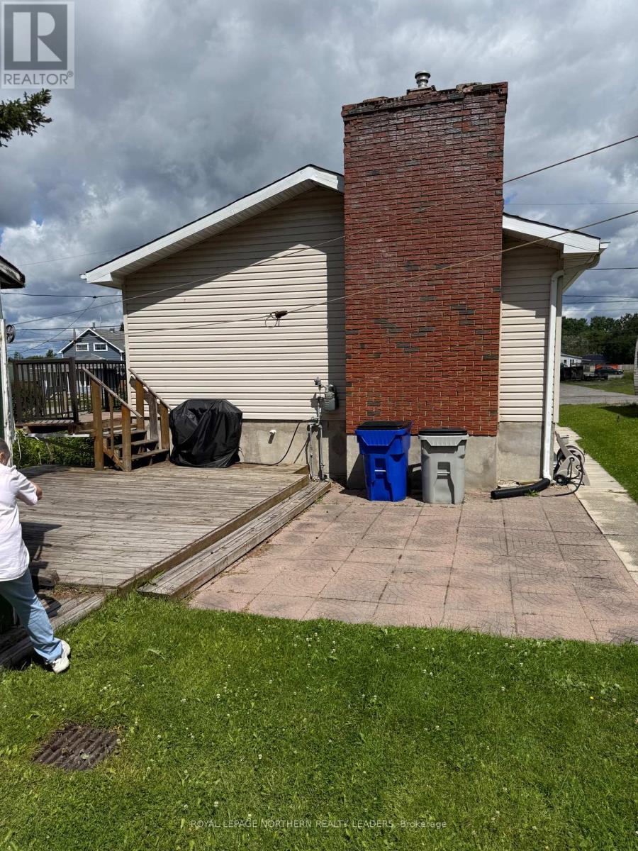 












119 DIXON STREET

,
Timmins (Porcupine - East),




Ontario
P0N1C0

