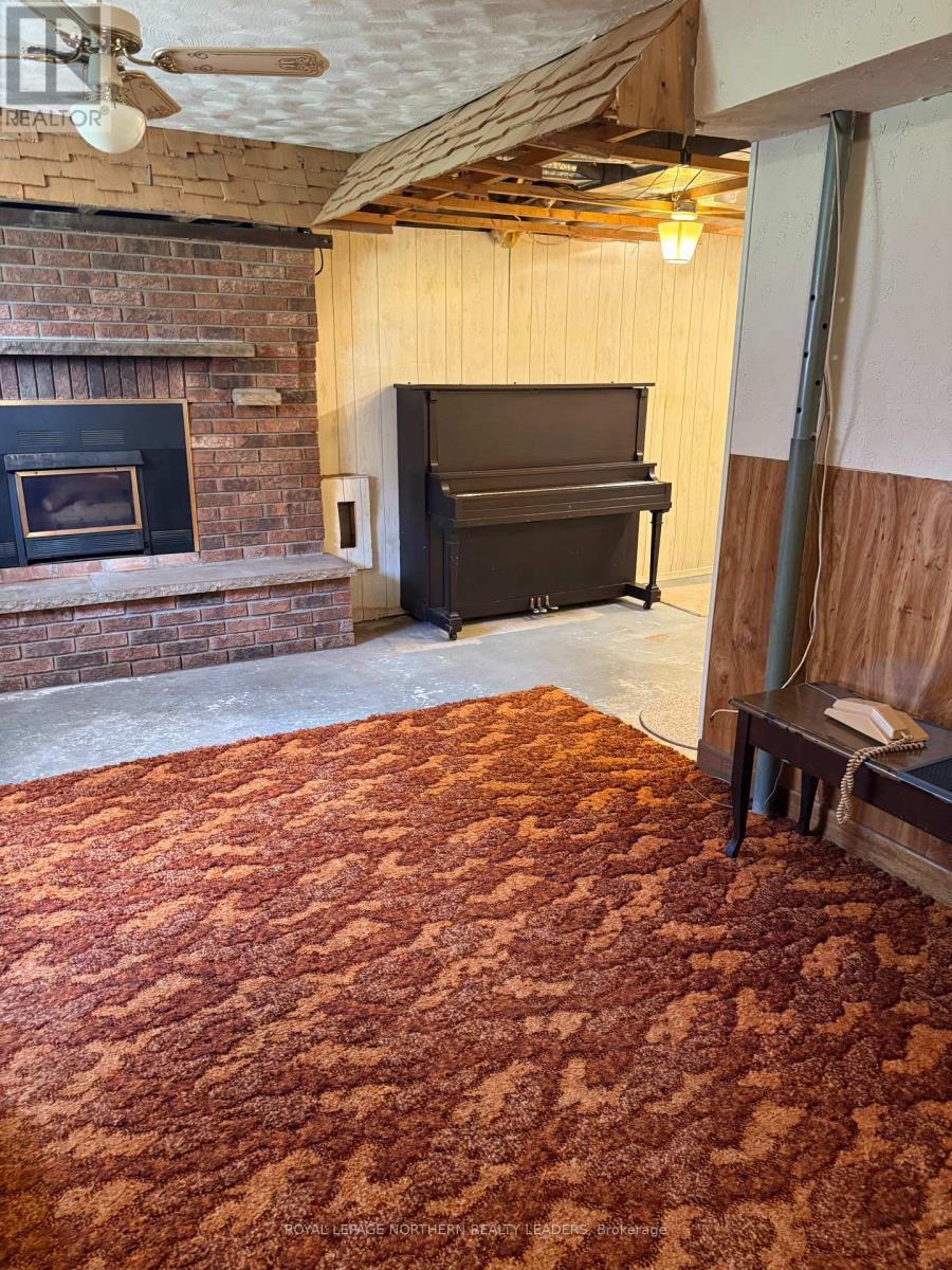 












119 DIXON STREET

,
Timmins (Porcupine - East),




Ontario
P0N1C0

