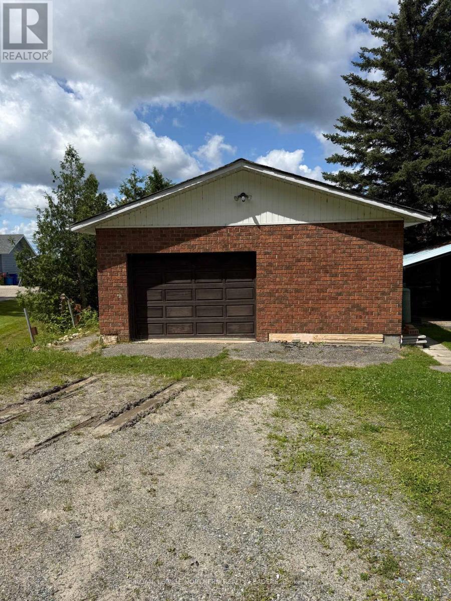 












119 DIXON STREET

,
Timmins (Porcupine - East),




Ontario
P0N1C0

