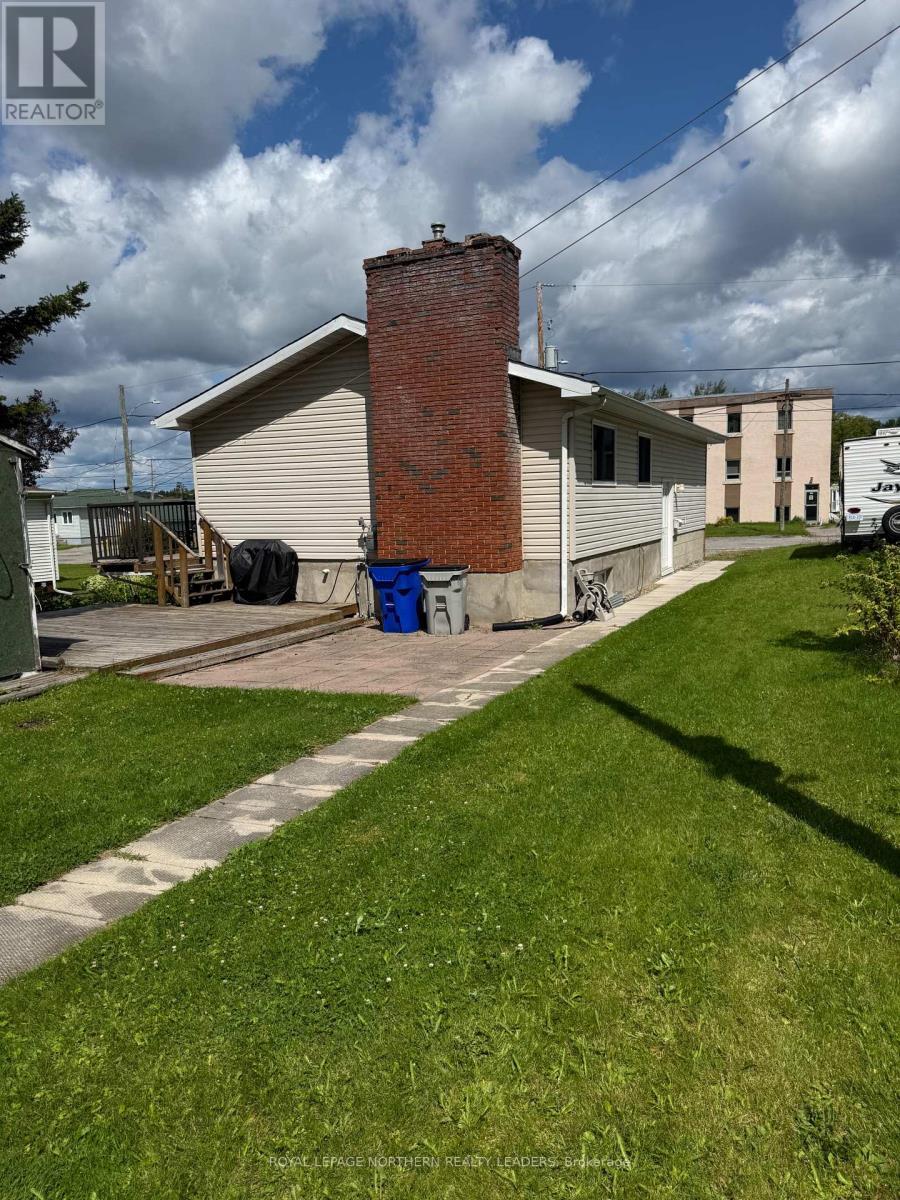 












119 DIXON STREET

,
Timmins (Porcupine - East),




Ontario
P0N1C0


