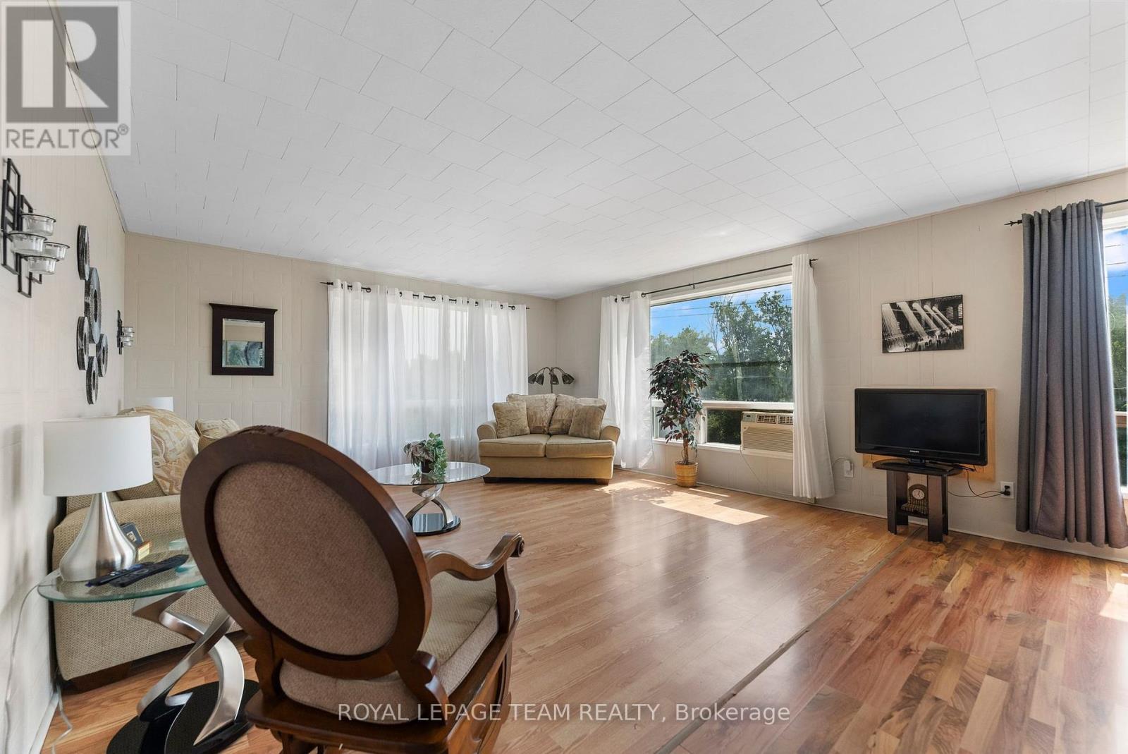 












636 MILL STREET

,
Greater Madawaska,




Ontario
K0J1H0

