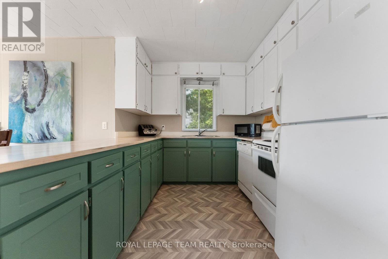 












636 MILL STREET

,
Greater Madawaska,




Ontario
K0J1H0

