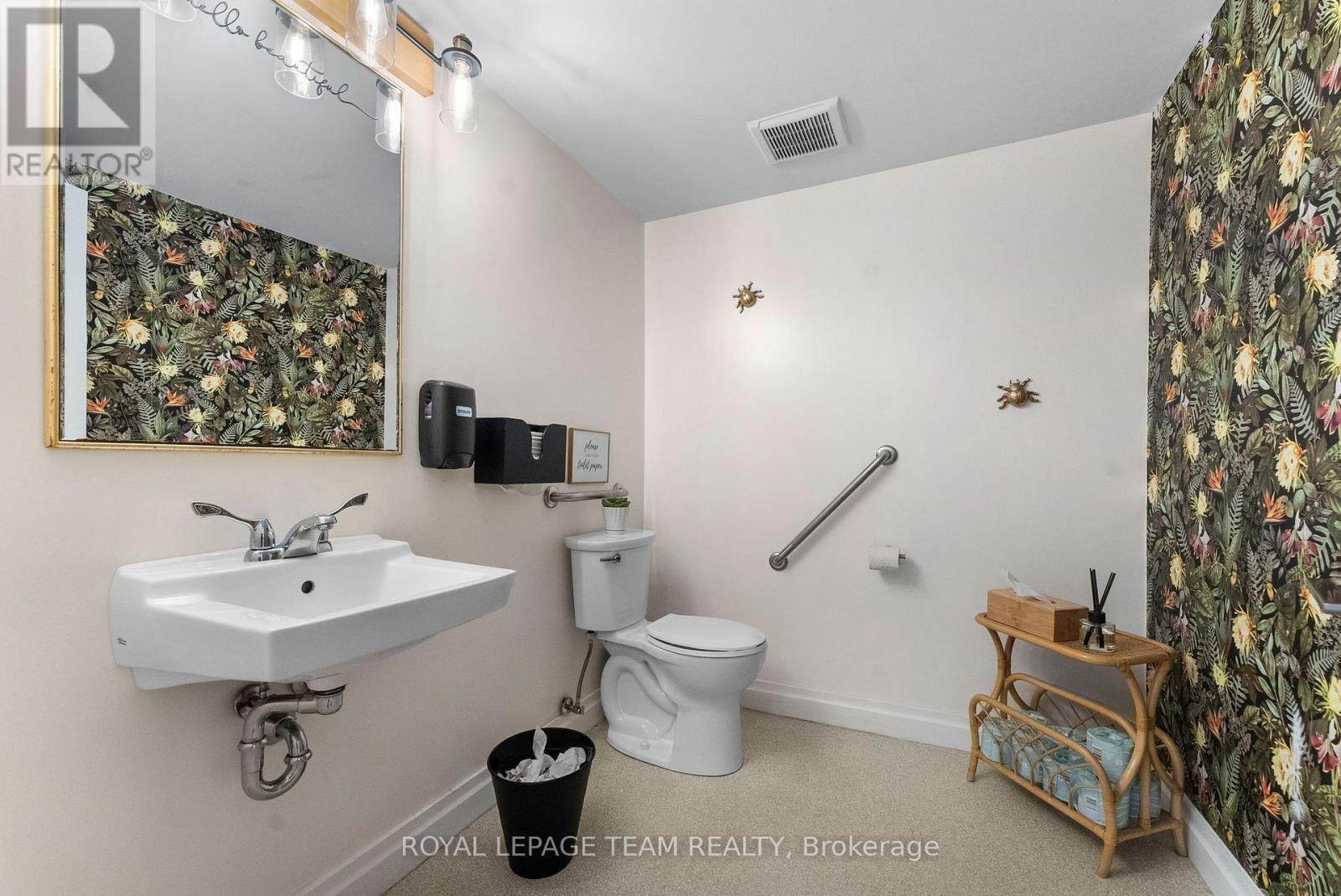 












636 MILL STREET

,
Greater Madawaska,




Ontario
K0J1H0

