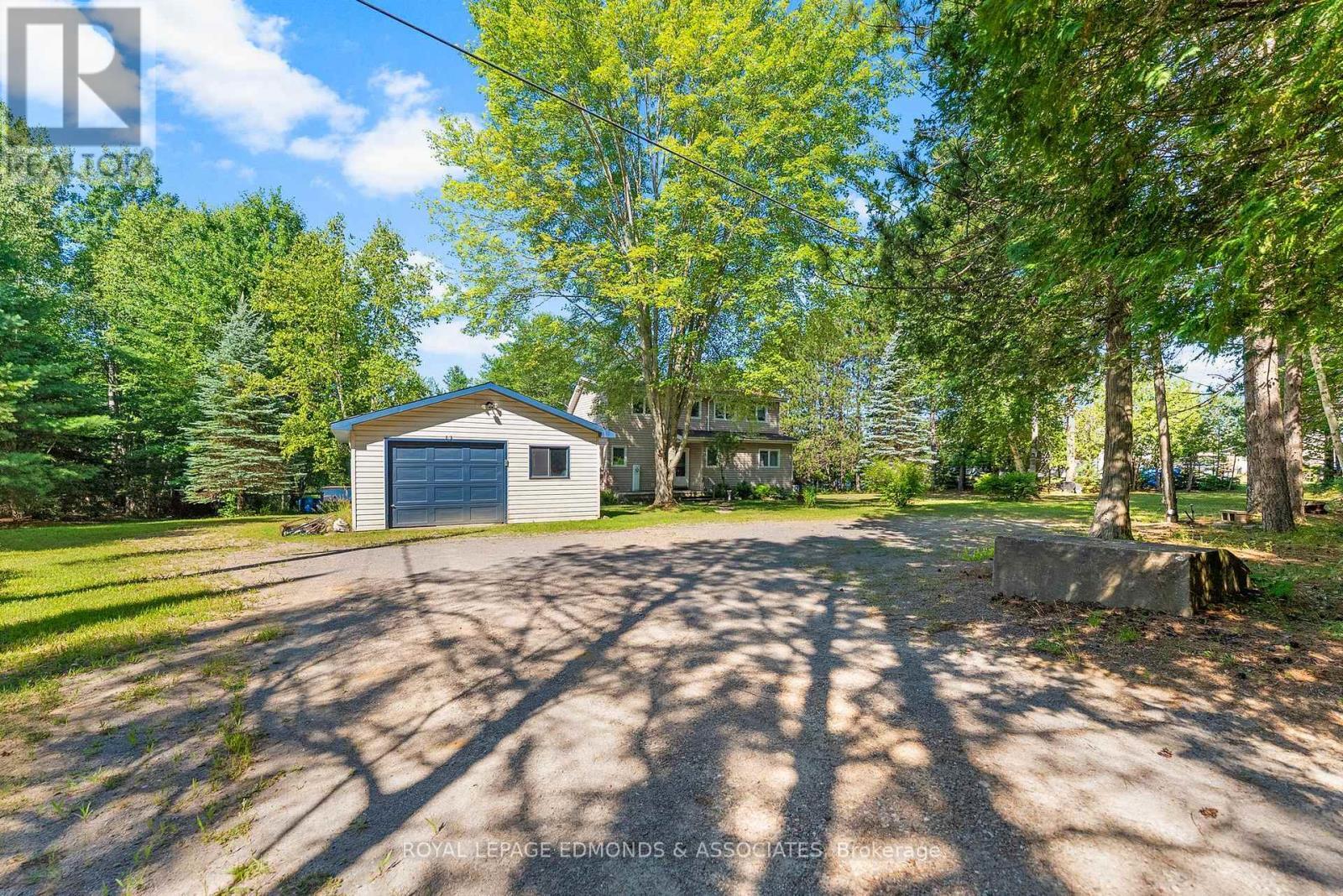 












36 CRESCENT DRIVE

,
Brudenell, Lyndoch and Raglan,




Ontario
K0J2E0

