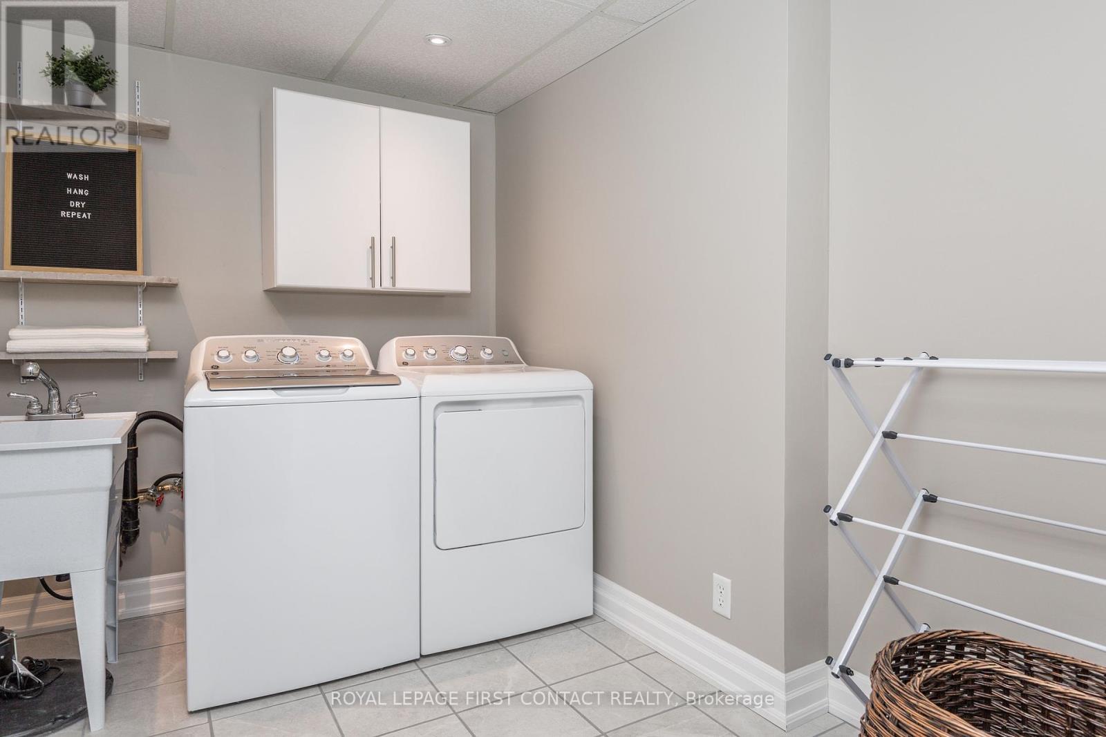 












11 HERITAGE ROAD

,
Innisfil,




Ontario
L0L1L0

