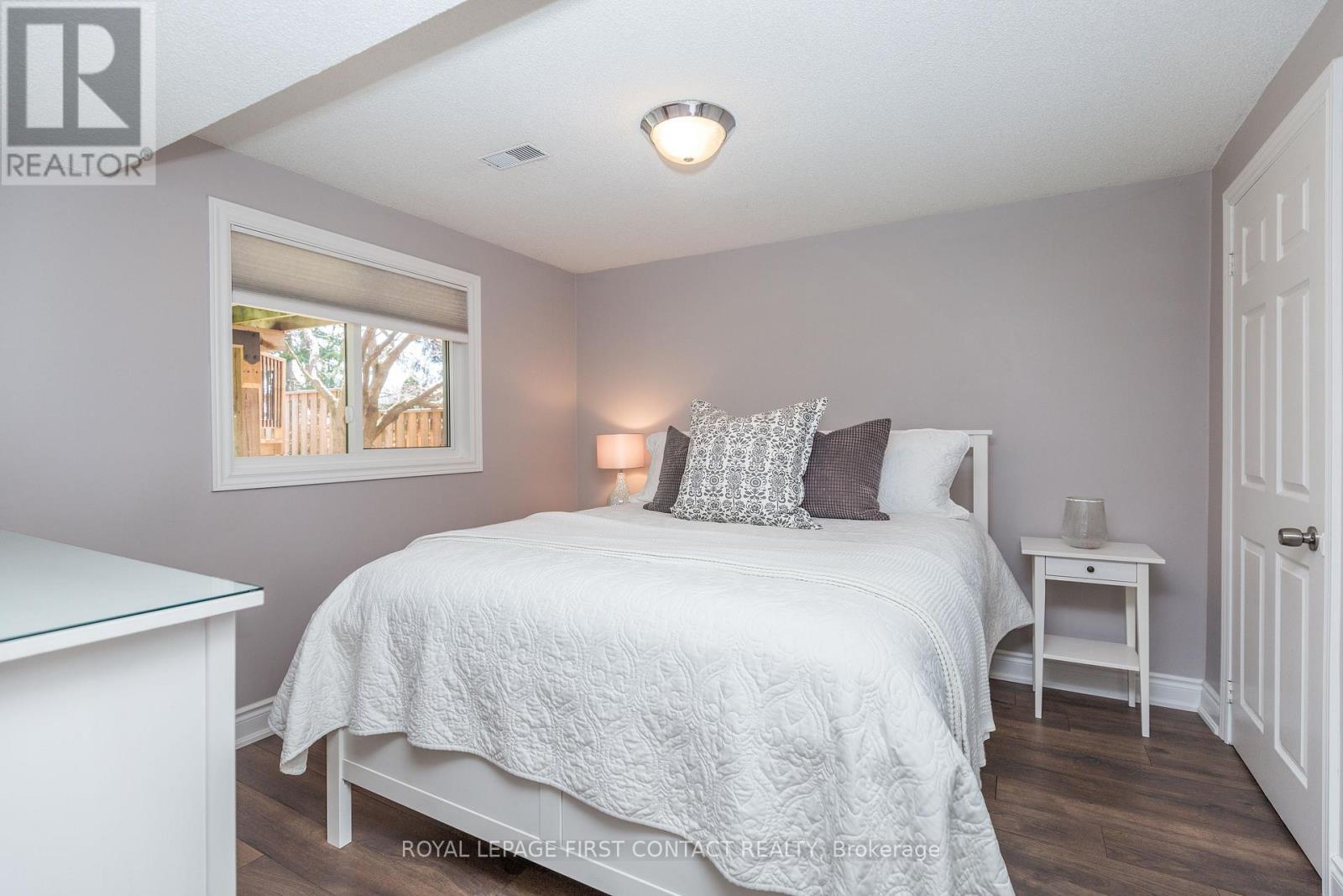 












11 HERITAGE ROAD

,
Innisfil,




Ontario
L0L1L0

