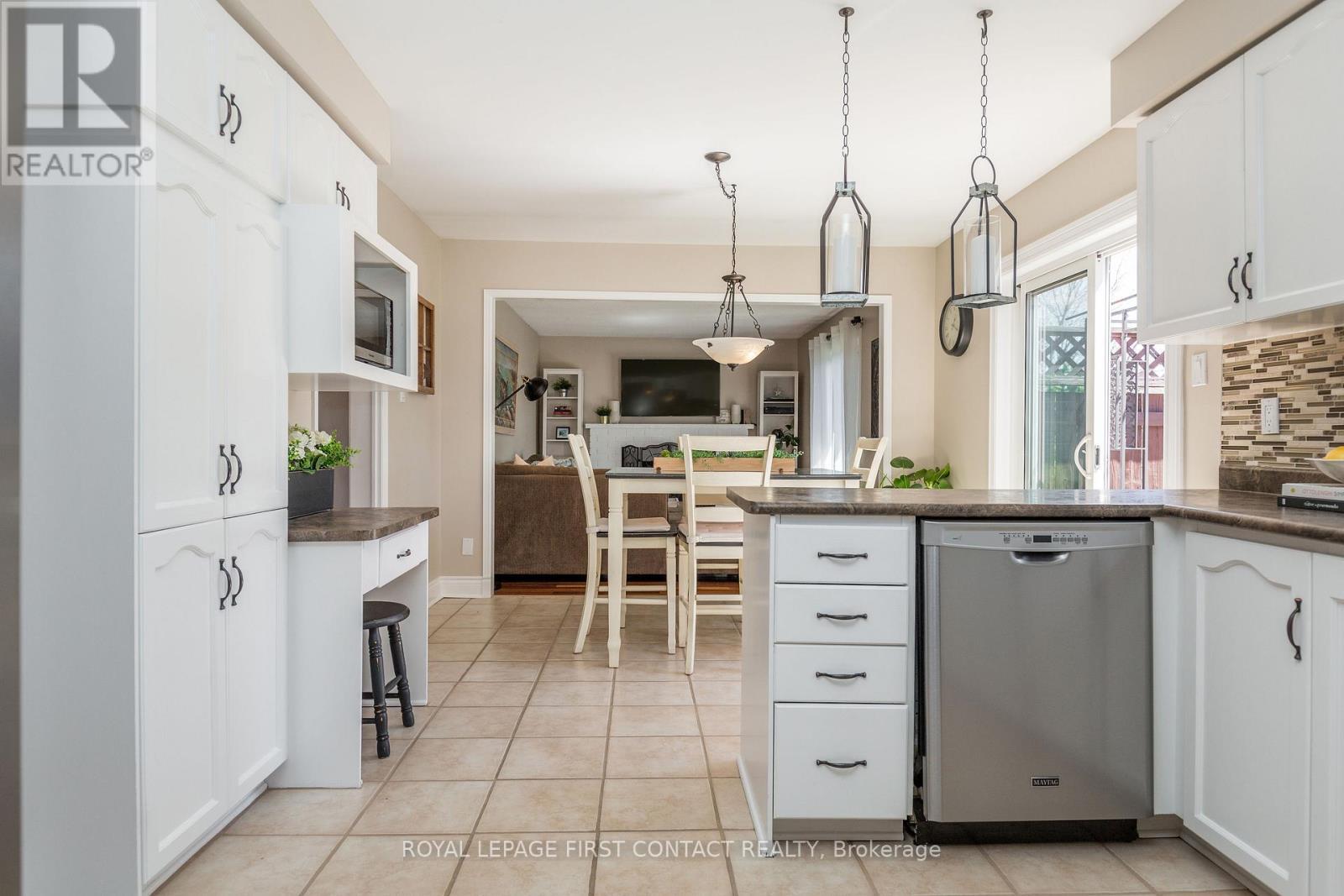 












11 HERITAGE ROAD

,
Innisfil,




Ontario
L0L1L0

