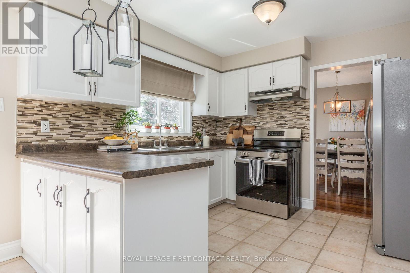 












11 HERITAGE ROAD

,
Innisfil,




Ontario
L0L1L0

