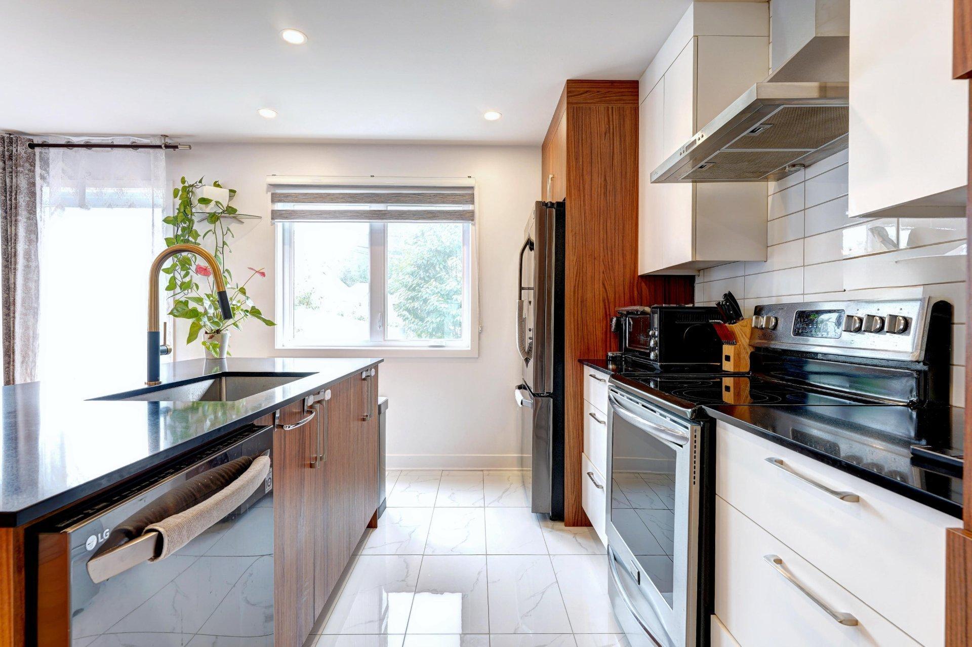 









615


4e Avenue

,
Laval (Fabreville),




QC
H7R4K2

