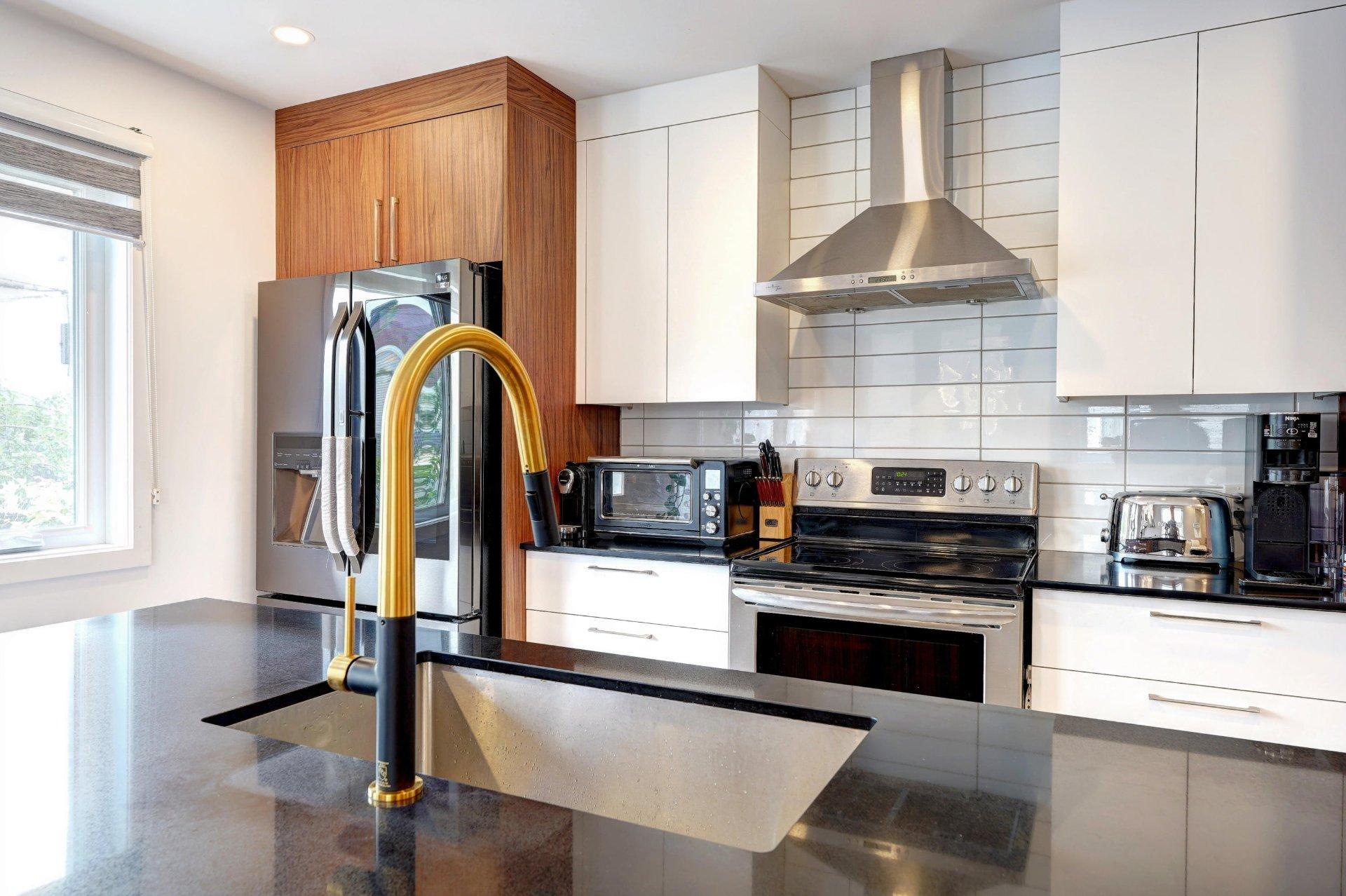 









615


4e Avenue

,
Laval (Fabreville),




QC
H7R4K2

