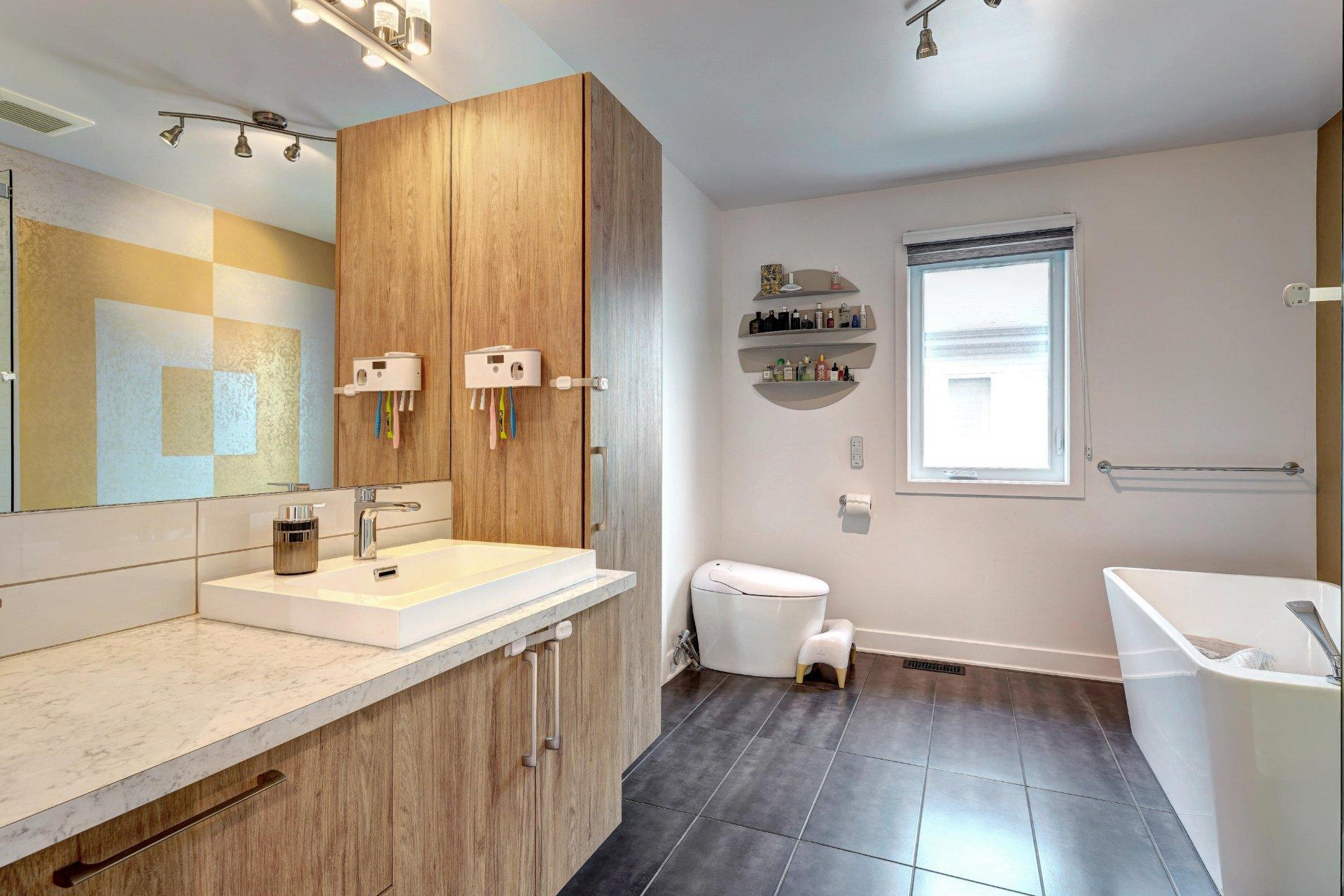 









615


4e Avenue

,
Laval (Fabreville),




QC
H7R4K2

