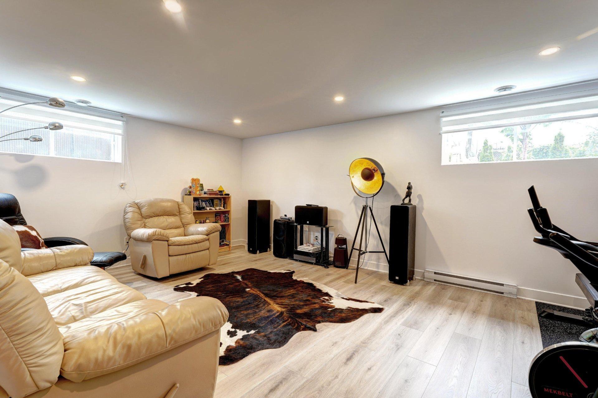 









615


4e Avenue

,
Laval (Fabreville),




QC
H7R4K2

