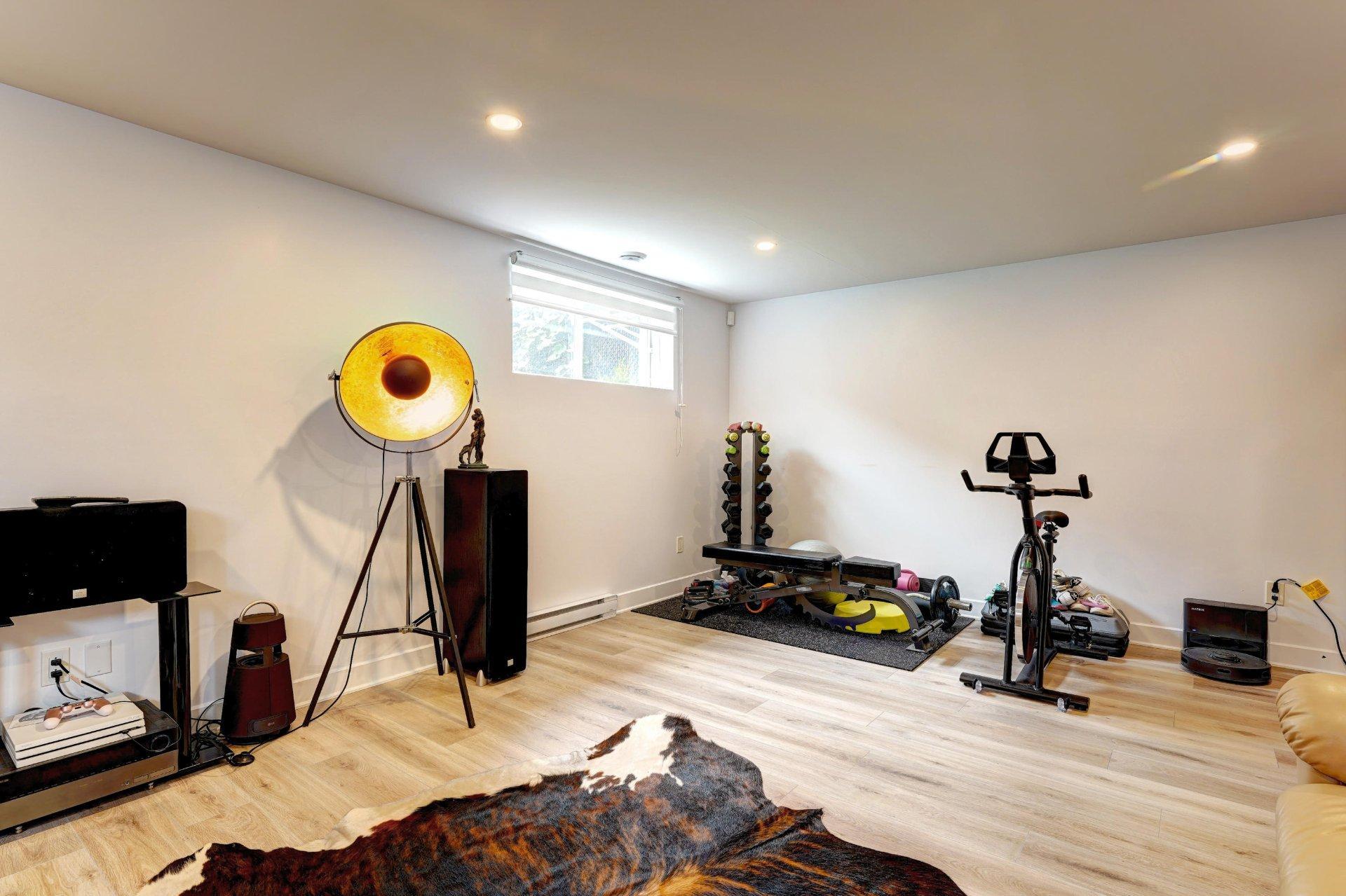 









615


4e Avenue

,
Laval (Fabreville),




QC
H7R4K2

