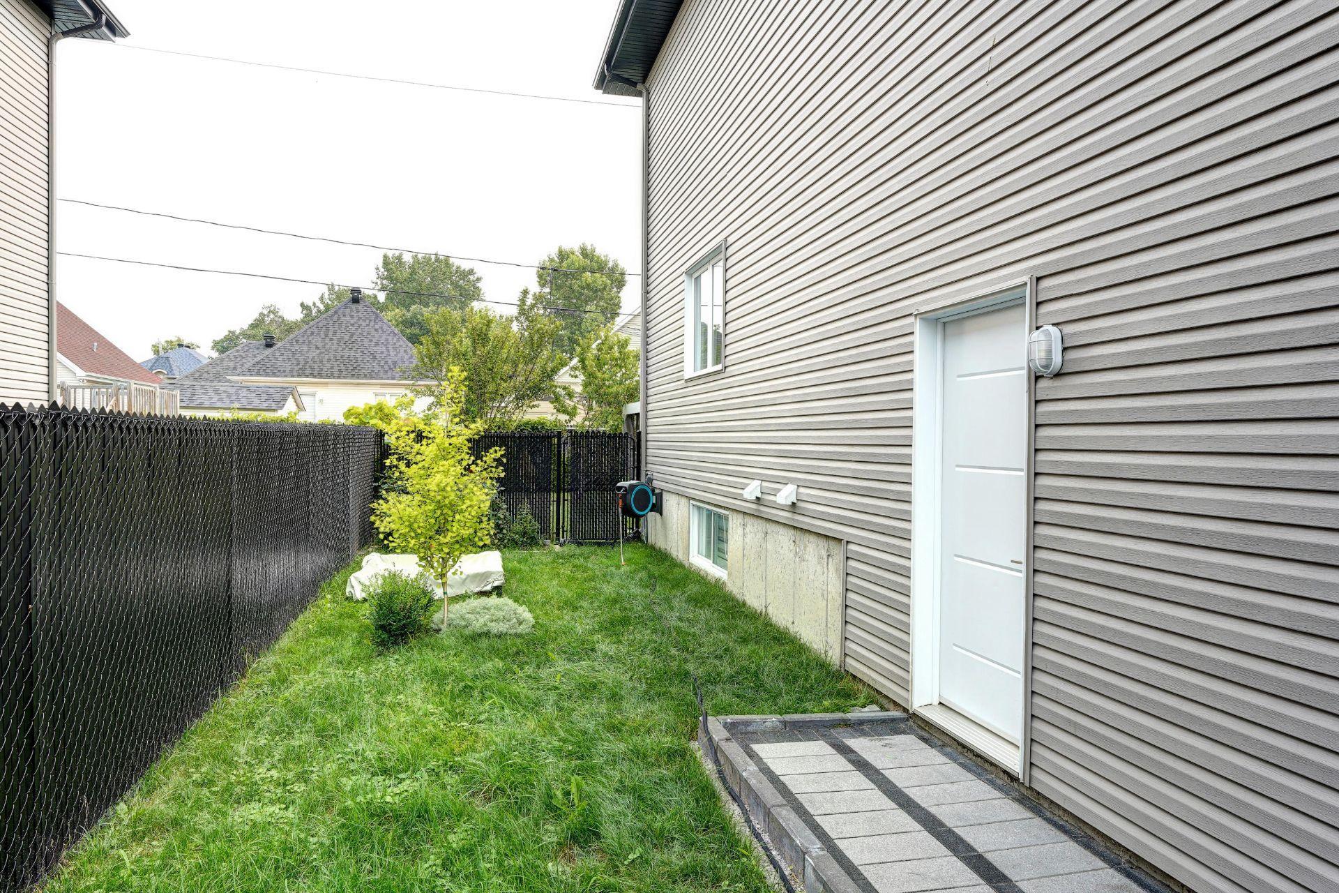 









615


4e Avenue

,
Laval (Fabreville),




QC
H7R4K2

