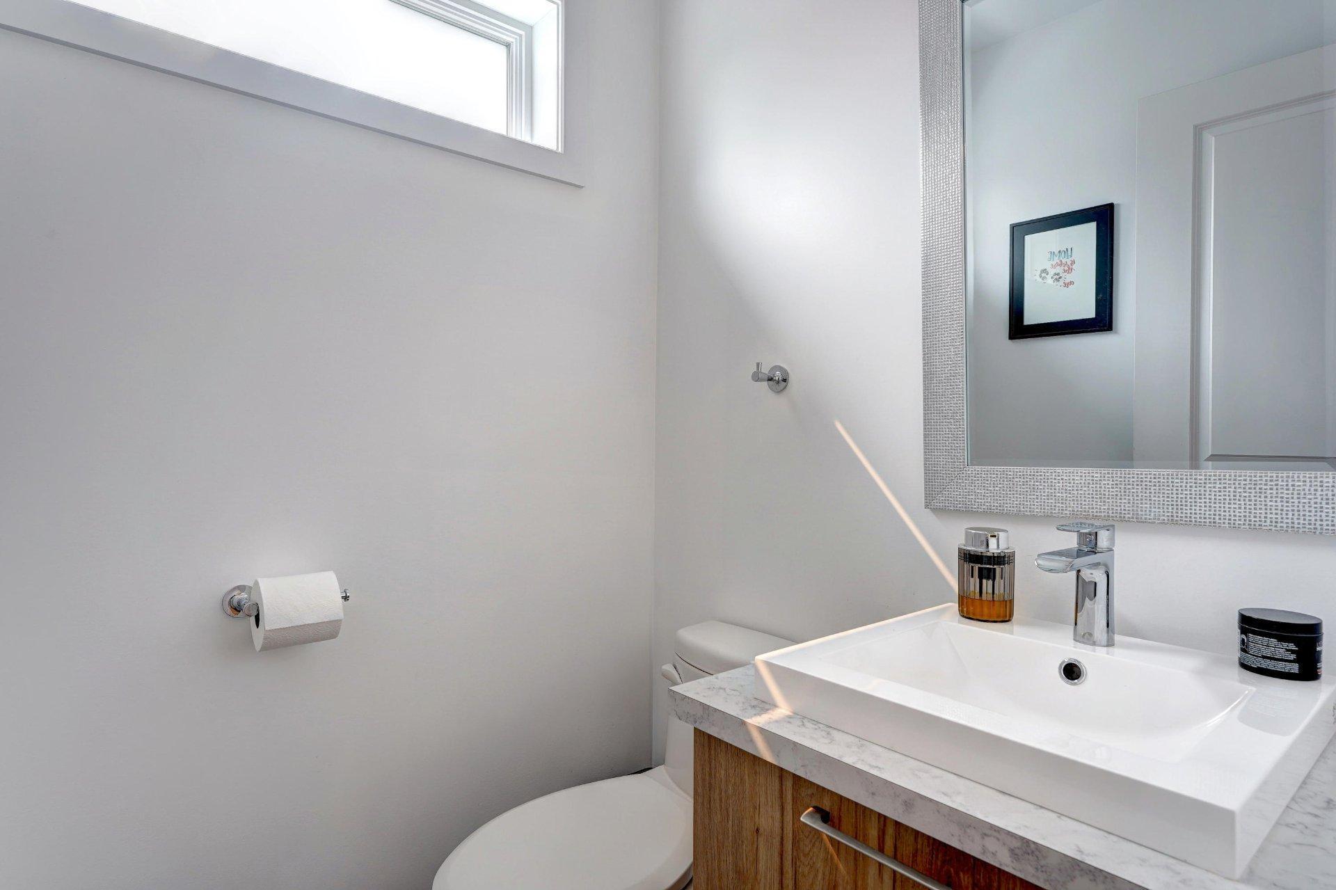 









615


4e Avenue

,
Laval (Fabreville),




QC
H7R4K2

