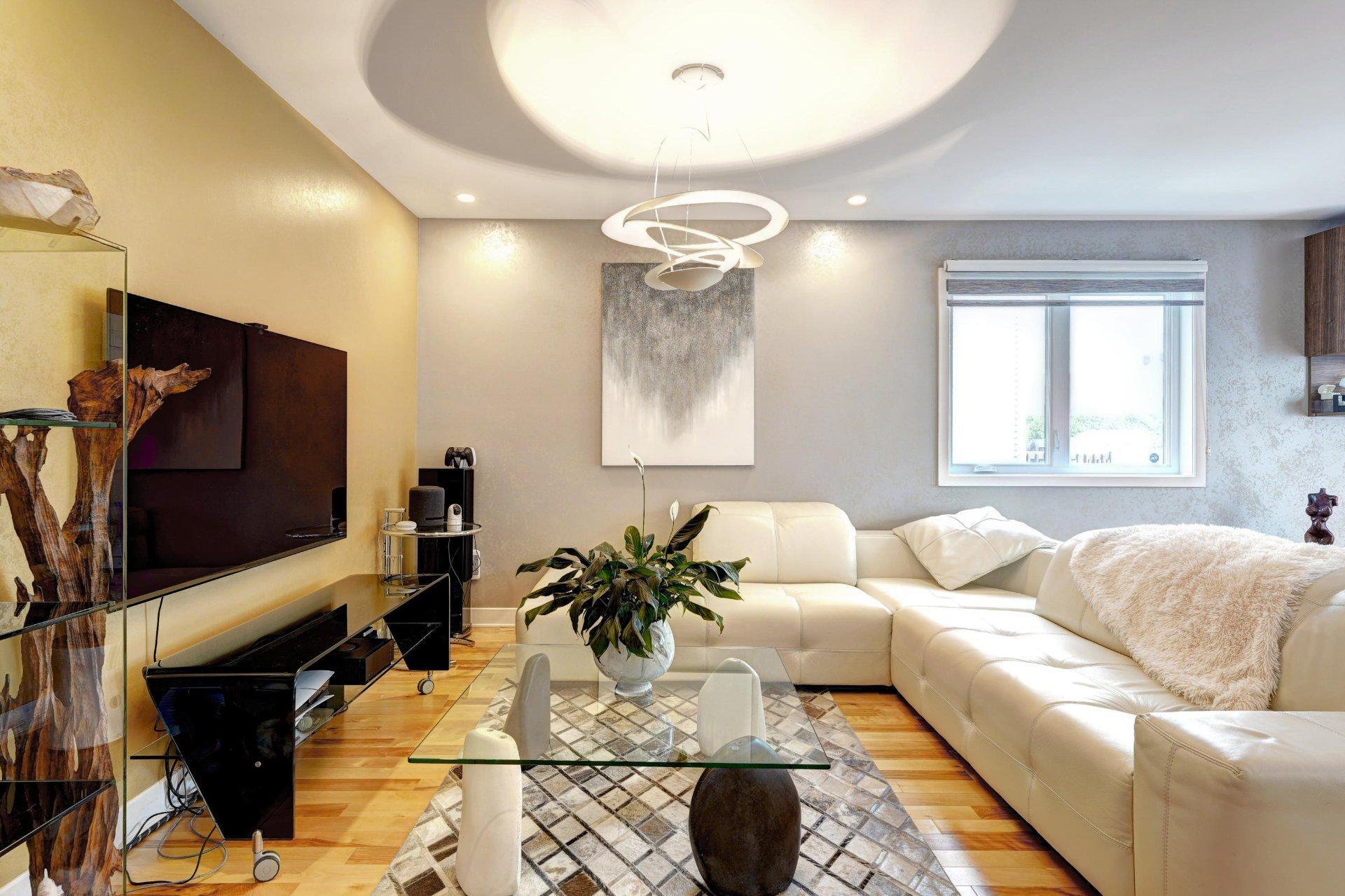 









615


4e Avenue

,
Laval (Fabreville),




QC
H7R4K2

