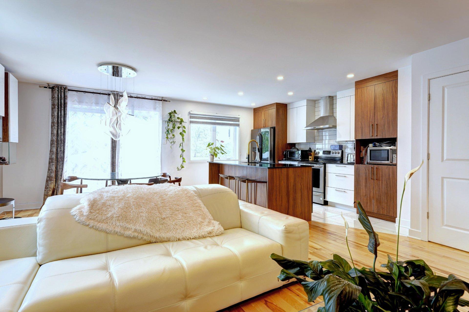 









615


4e Avenue

,
Laval (Fabreville),




QC
H7R4K2

