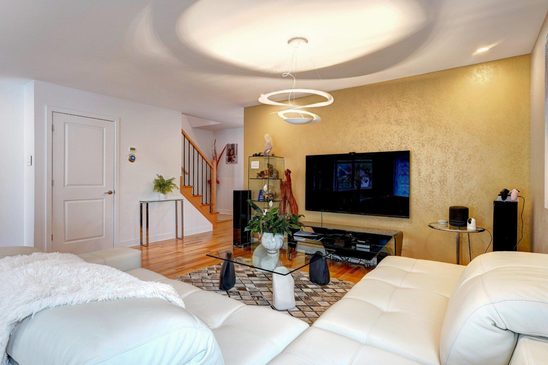 









615


4e Avenue

,
Laval (Fabreville),




QC
H7R4K2

