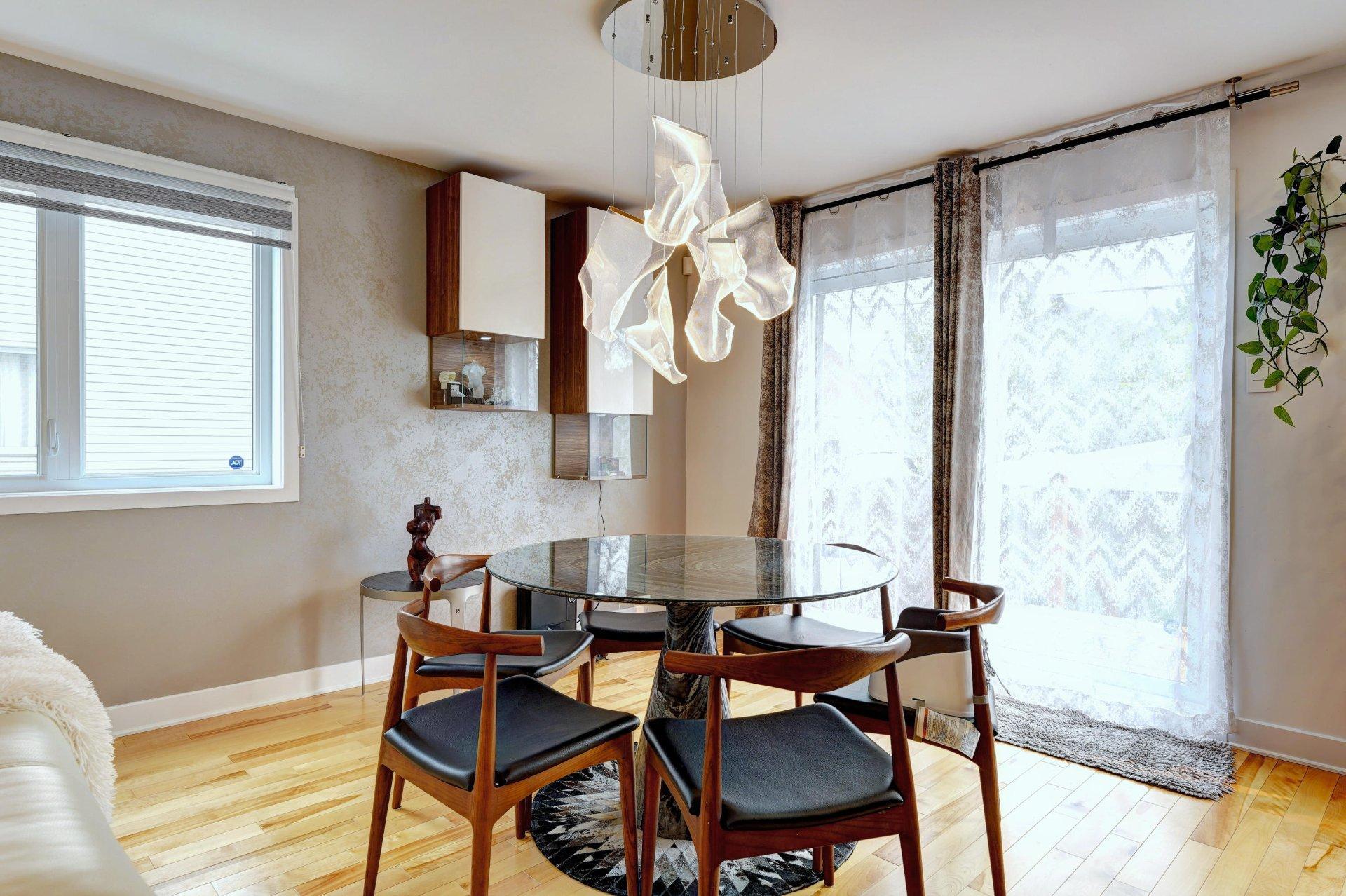 









615


4e Avenue

,
Laval (Fabreville),




QC
H7R4K2

