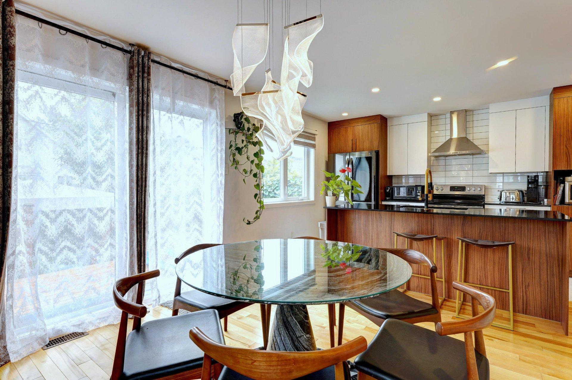 









615


4e Avenue

,
Laval (Fabreville),




QC
H7R4K2

