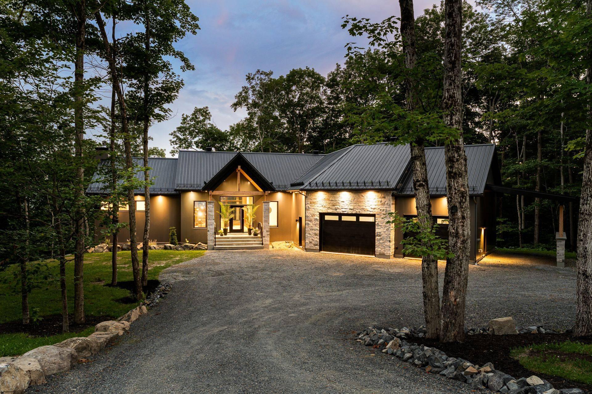 









246


Rue du Grand-Royal E.

,
Shefford,




QC
J2M1R5

