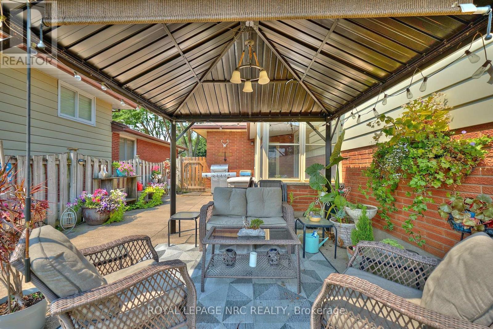 












5875 ST. ANTHONY CRESCENT

,
Niagara Falls (Church's Lane),




Ontario
L2J3X5


