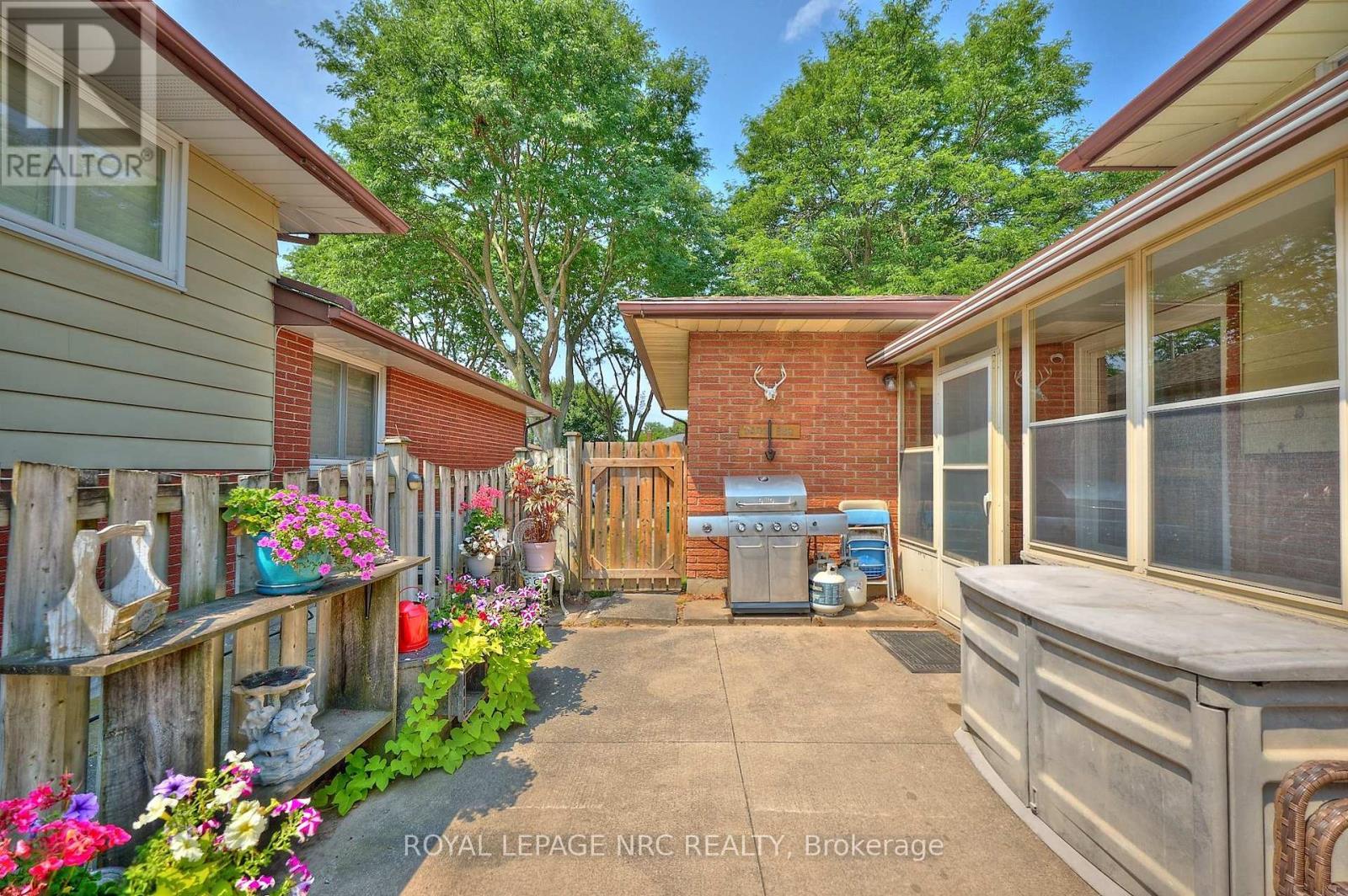 












5875 ST. ANTHONY CRESCENT

,
Niagara Falls (Church's Lane),




Ontario
L2J3X5

