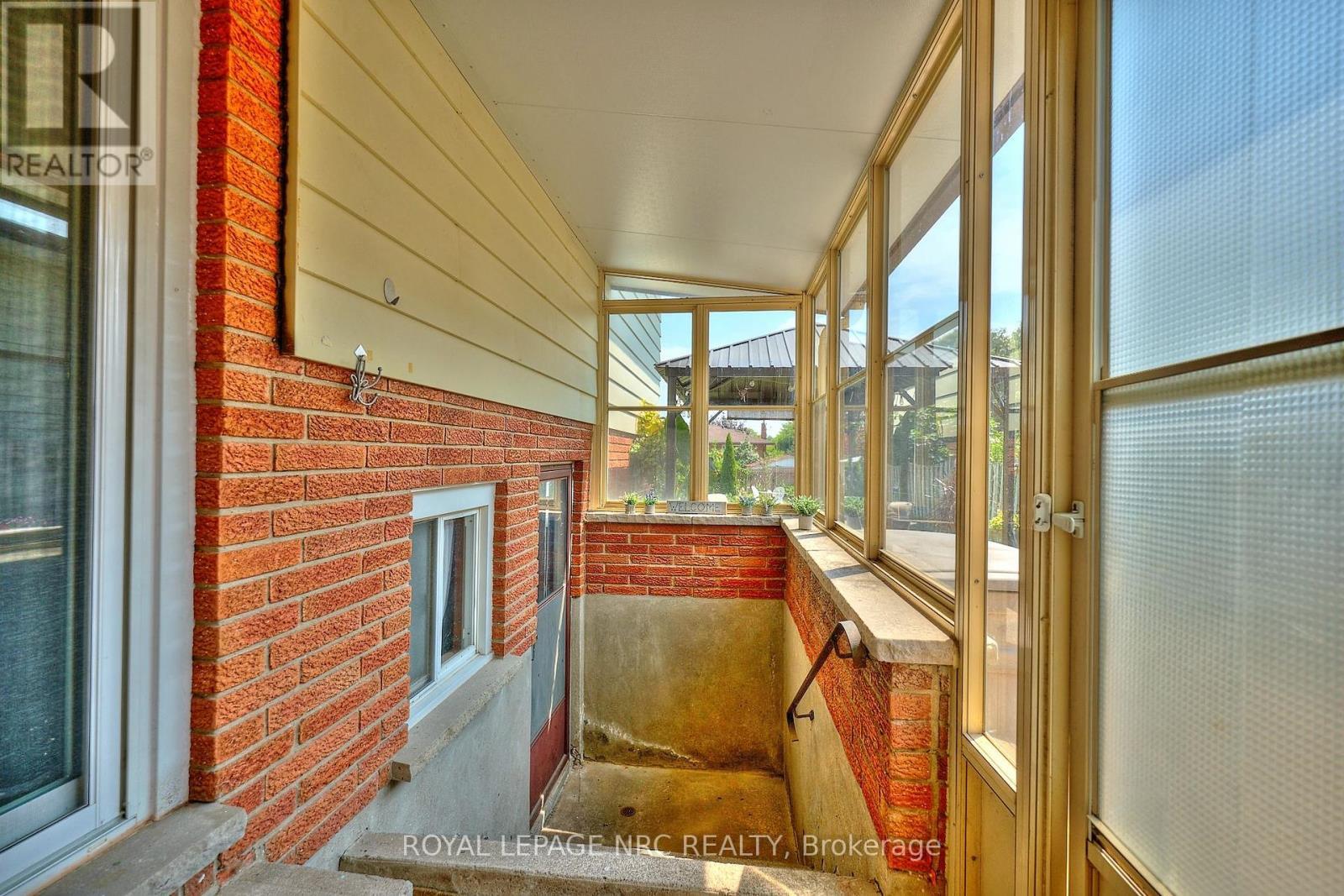 












5875 ST. ANTHONY CRESCENT

,
Niagara Falls (Church's Lane),




Ontario
L2J3X5

