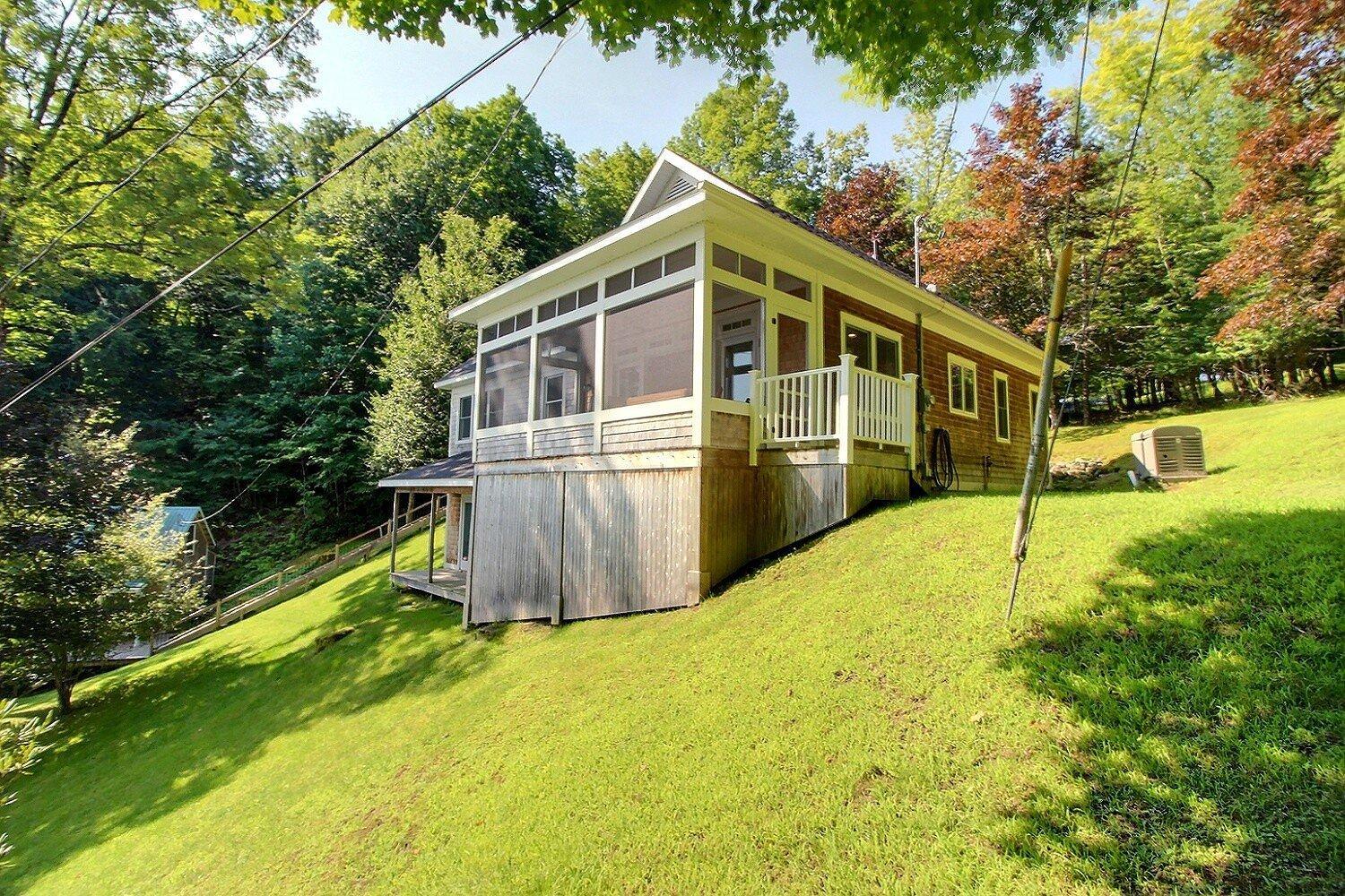 









323


Rue Simon

,
Ayer's Cliff,




QC
J0B1C0


