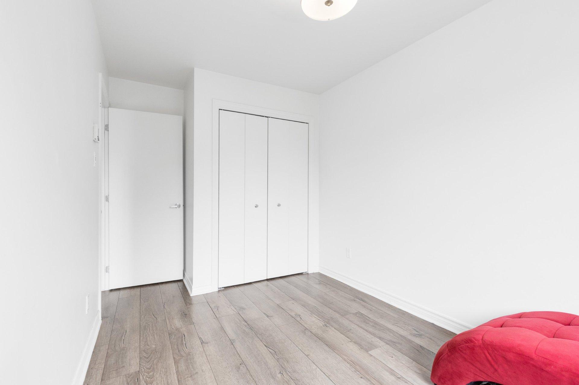 









1025Z


Rue Gameroff

,
Montréal (Lachine),




QC
H8T3R5

