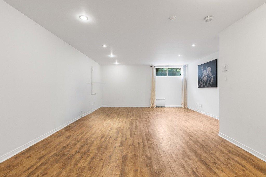 









1025Z


Rue Gameroff

,
Montréal (Lachine),




QC
H8T3R5

